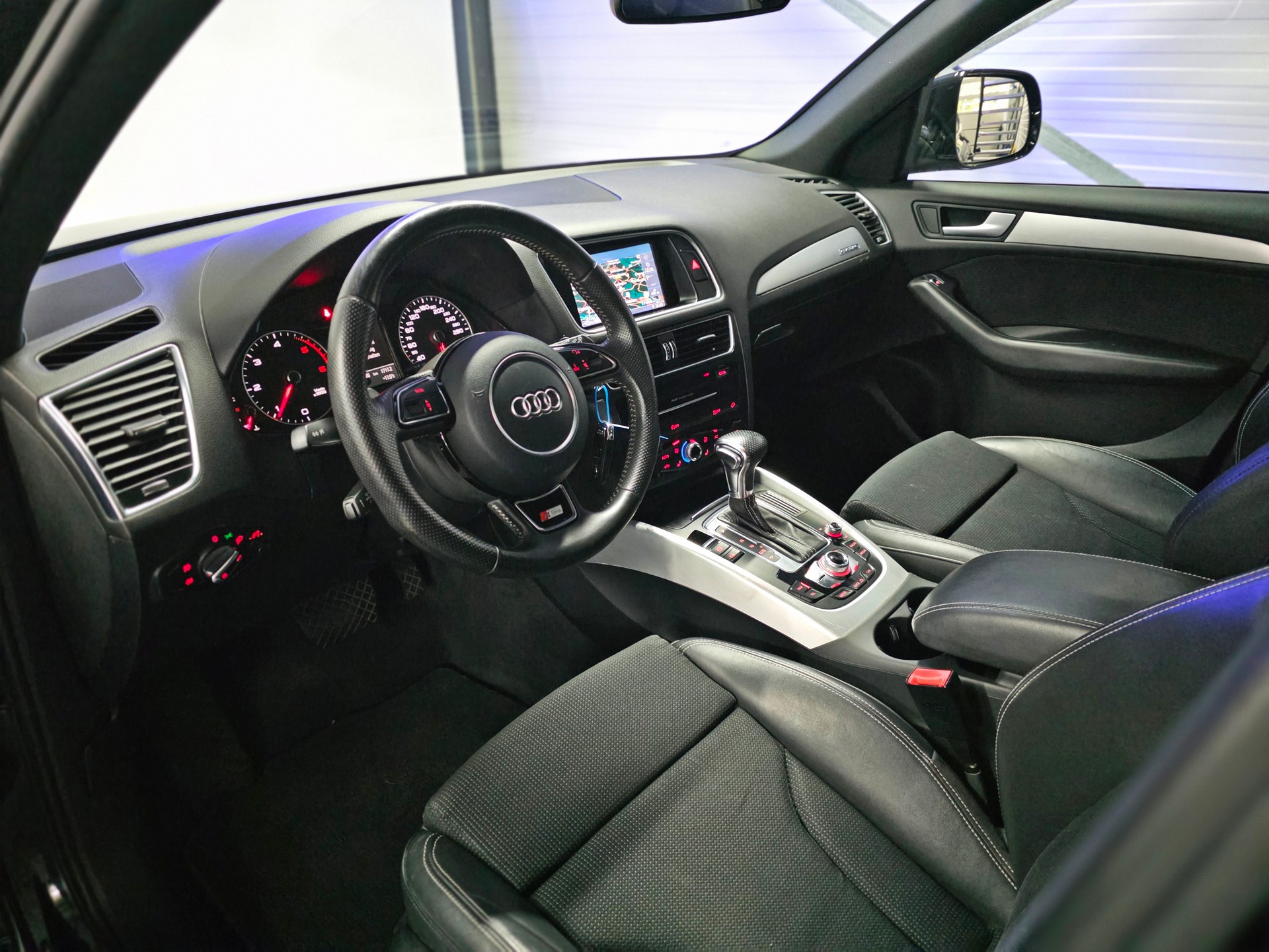 AUDI Q5 2.0 TDI S-Line quattro S-tronic-image-9