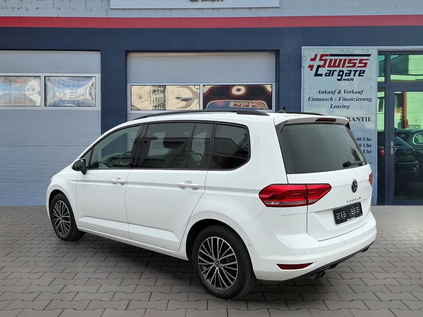 VW Touran 2.0 TDI BlueMotion Technology Comfortline DSG mit AHK & 7 Plätze + Panoramadach-image-5