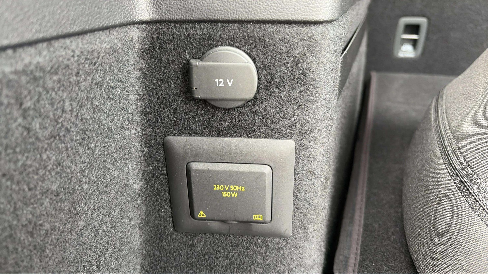 VW Touran 2.0 TDI BlueMotion Technology Comfortline DSG mit AHK & 7 Plätze + Panoramadach-image-28