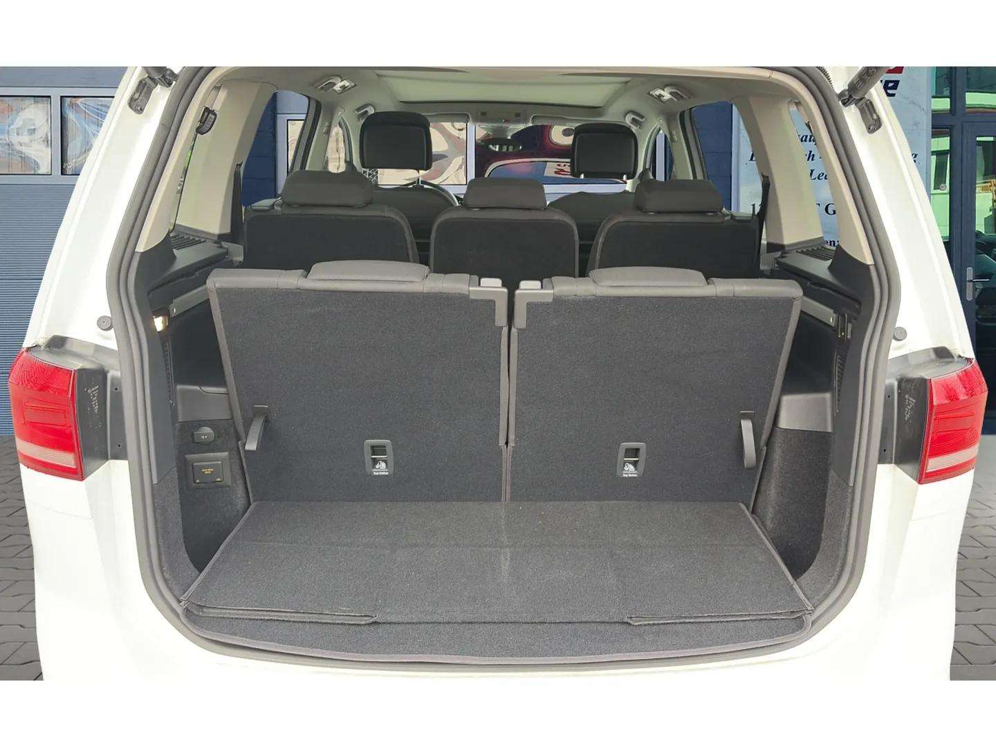 VW Touran 2.0 TDI BlueMotion Technology Comfortline DSG mit AHK & 7 Plätze + Panoramadach-image-15
