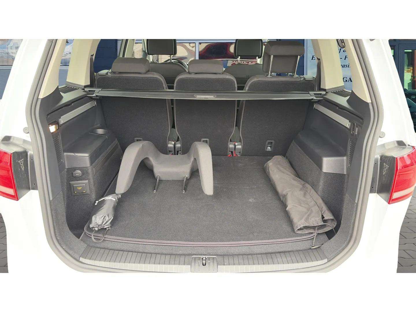 VW Touran 2.0 TDI BlueMotion Technology Comfortline DSG mit AHK & 7 Plätze + Panoramadach-image-17