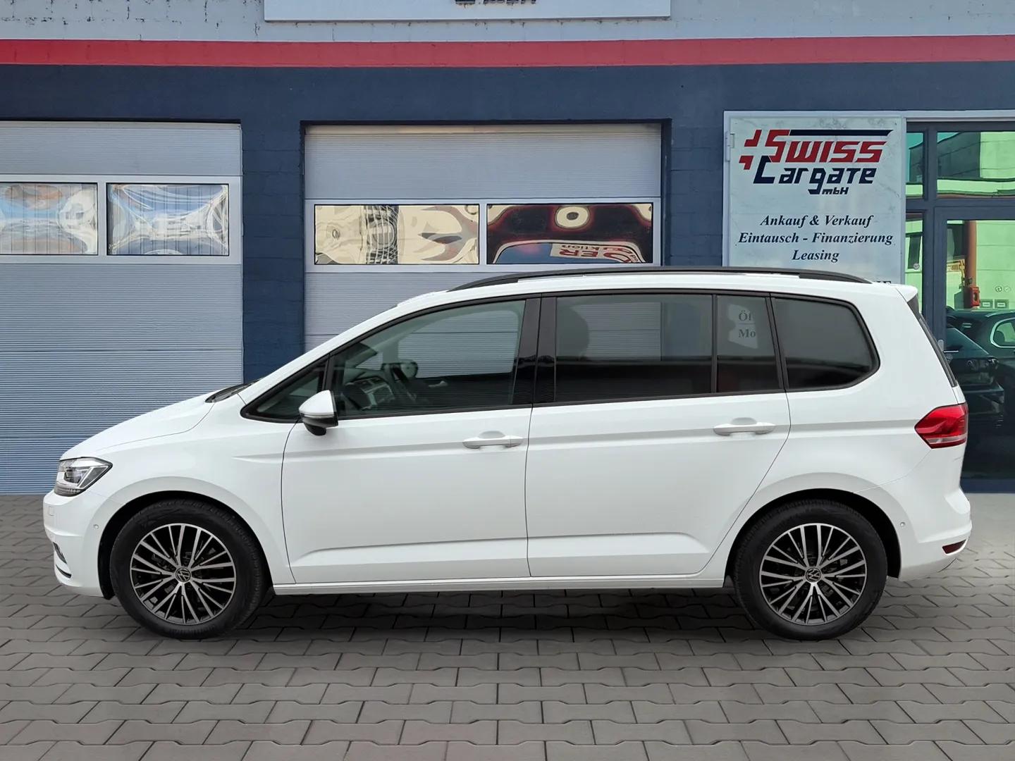 VW Touran 2.0 TDI BlueMotion Technology Comfortline DSG mit AHK & 7 Plätze + Panoramadach-image-4