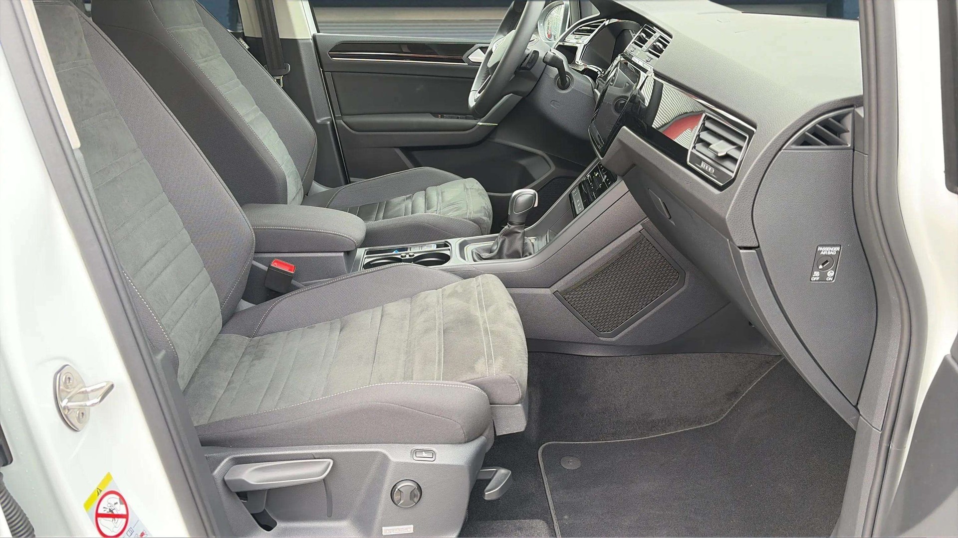 VW Touran 2.0 TDI BlueMotion Technology Comfortline DSG mit AHK & 7 Plätze + Panoramadach-image-13