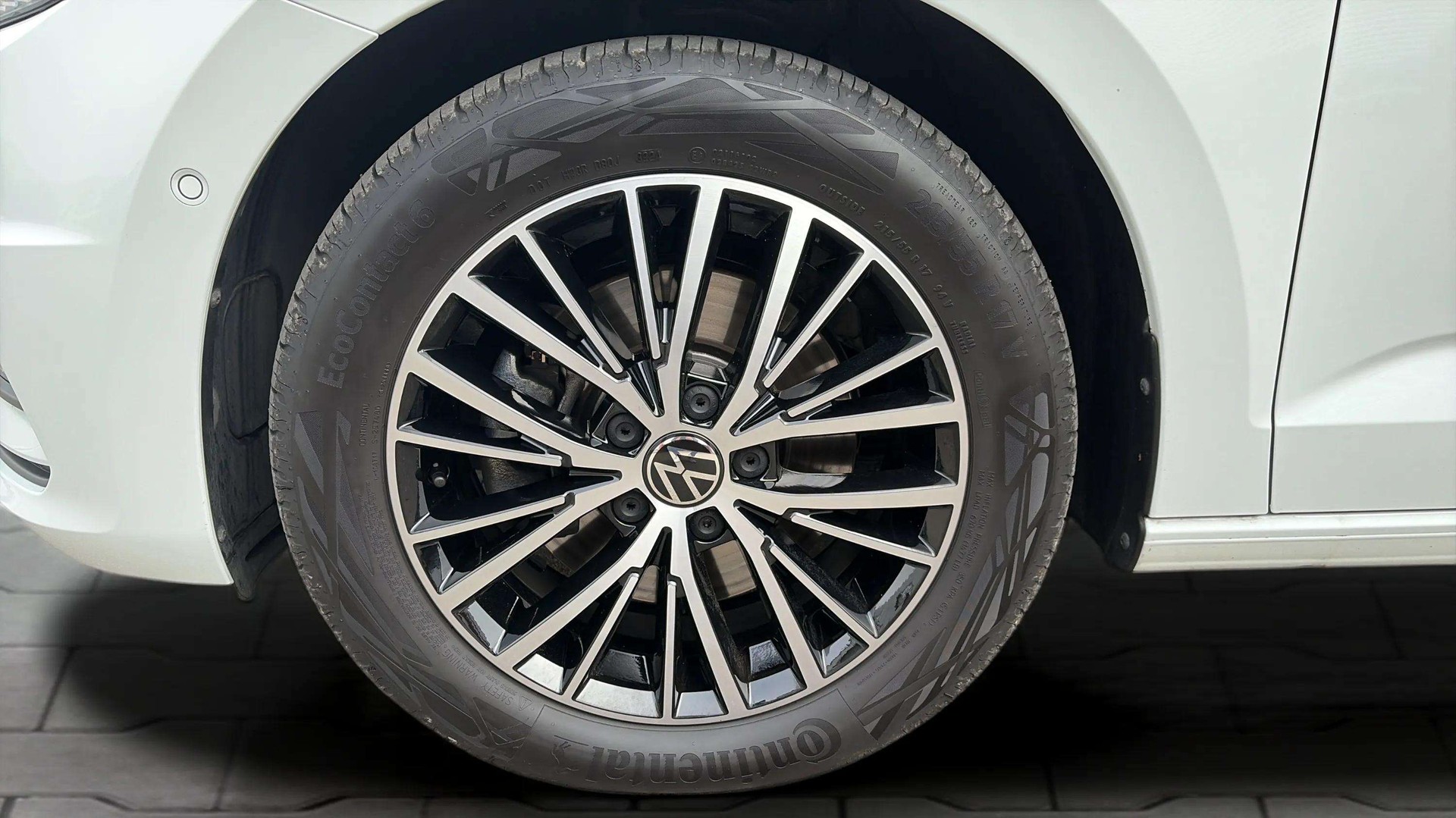 VW Touran 2.0 TDI BlueMotion Technology Comfortline DSG mit AHK & 7 Plätze + Panoramadach-image-33