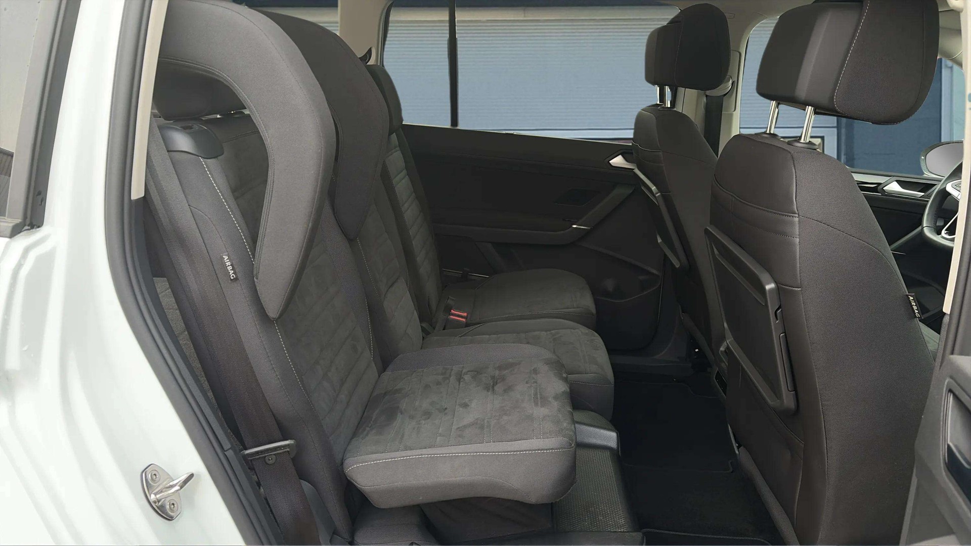 VW Touran 2.0 TDI BlueMotion Technology Comfortline DSG mit AHK & 7 Plätze + Panoramadach-image-14