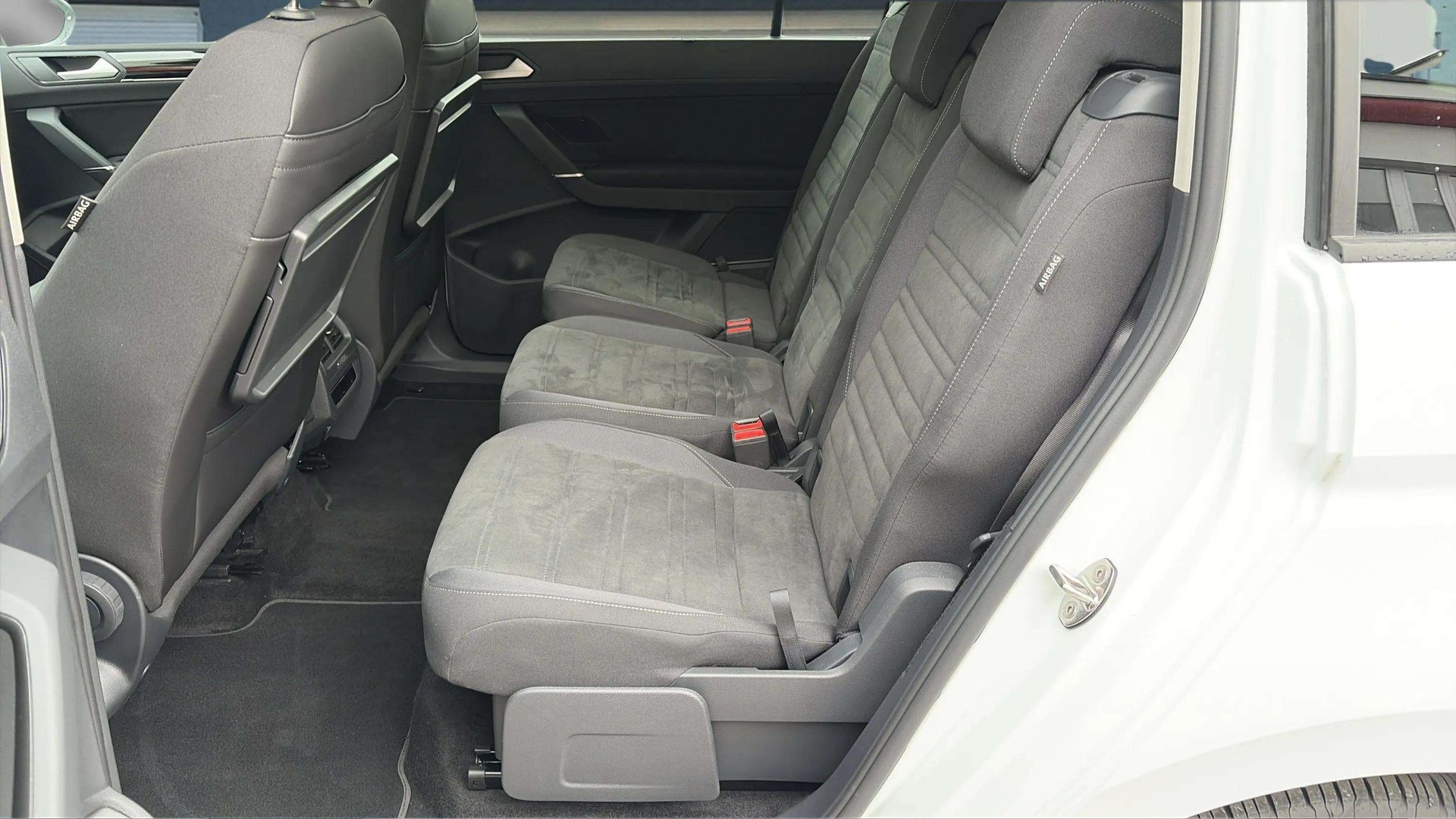 VW Touran 2.0 TDI BlueMotion Technology Comfortline DSG mit AHK & 7 Plätze + Panoramadach-image-10