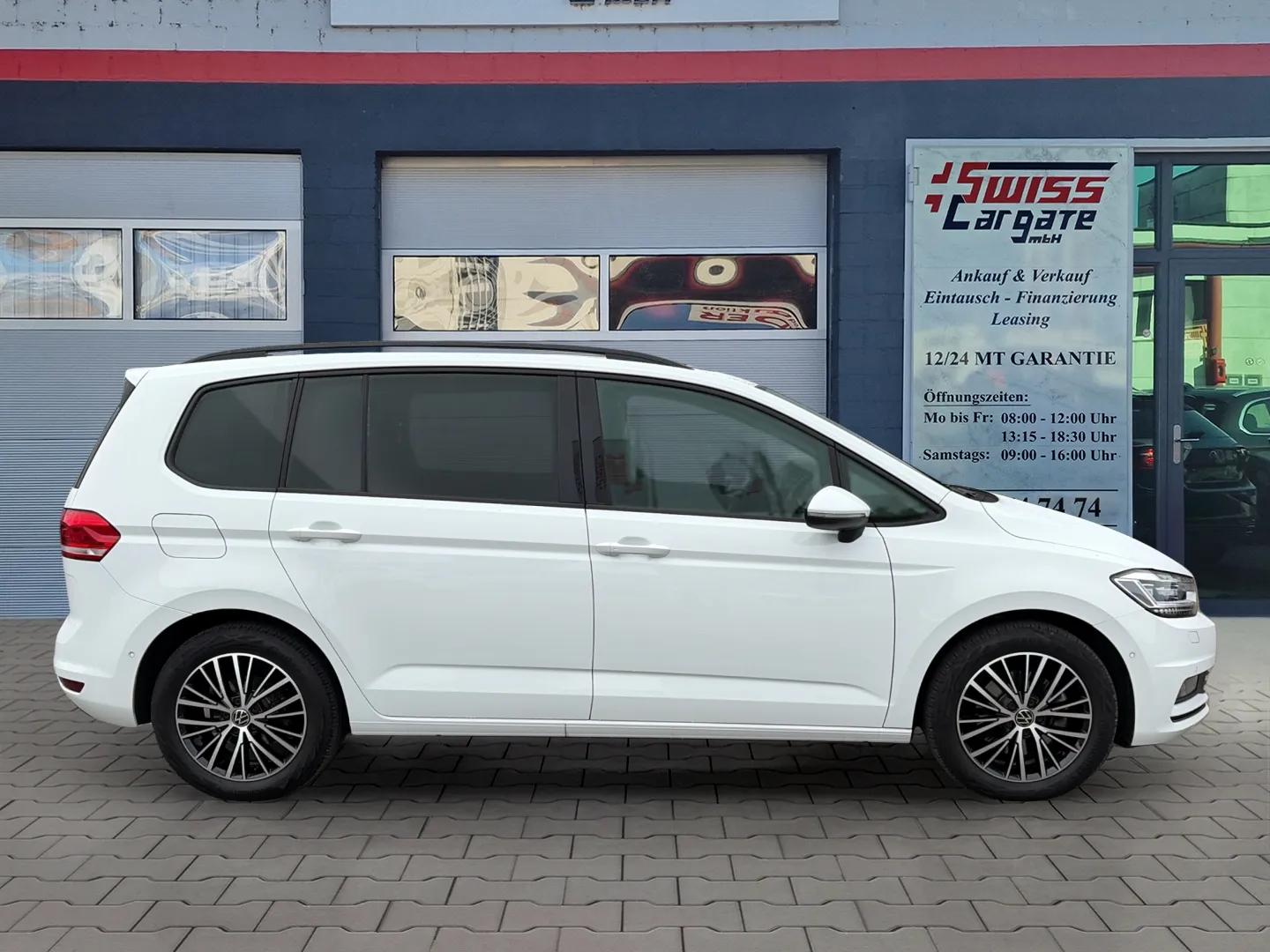 VW Touran 2.0 TDI BlueMotion Technology Comfortline DSG mit AHK & 7 Plätze + Panoramadach-image-8
