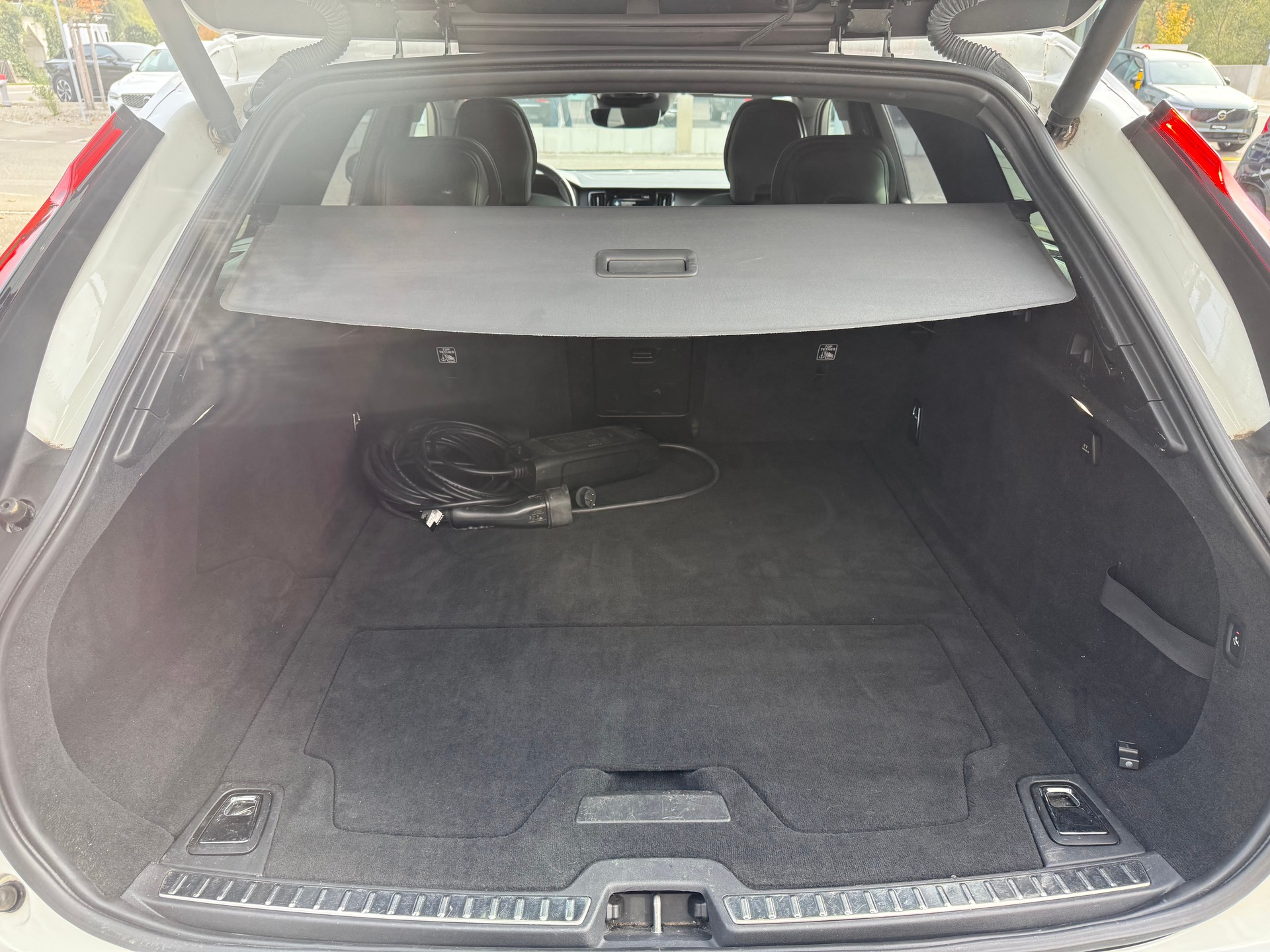 VOLVO V90 T8 eAWD Twin Engine R-Design Geartronic-image-9