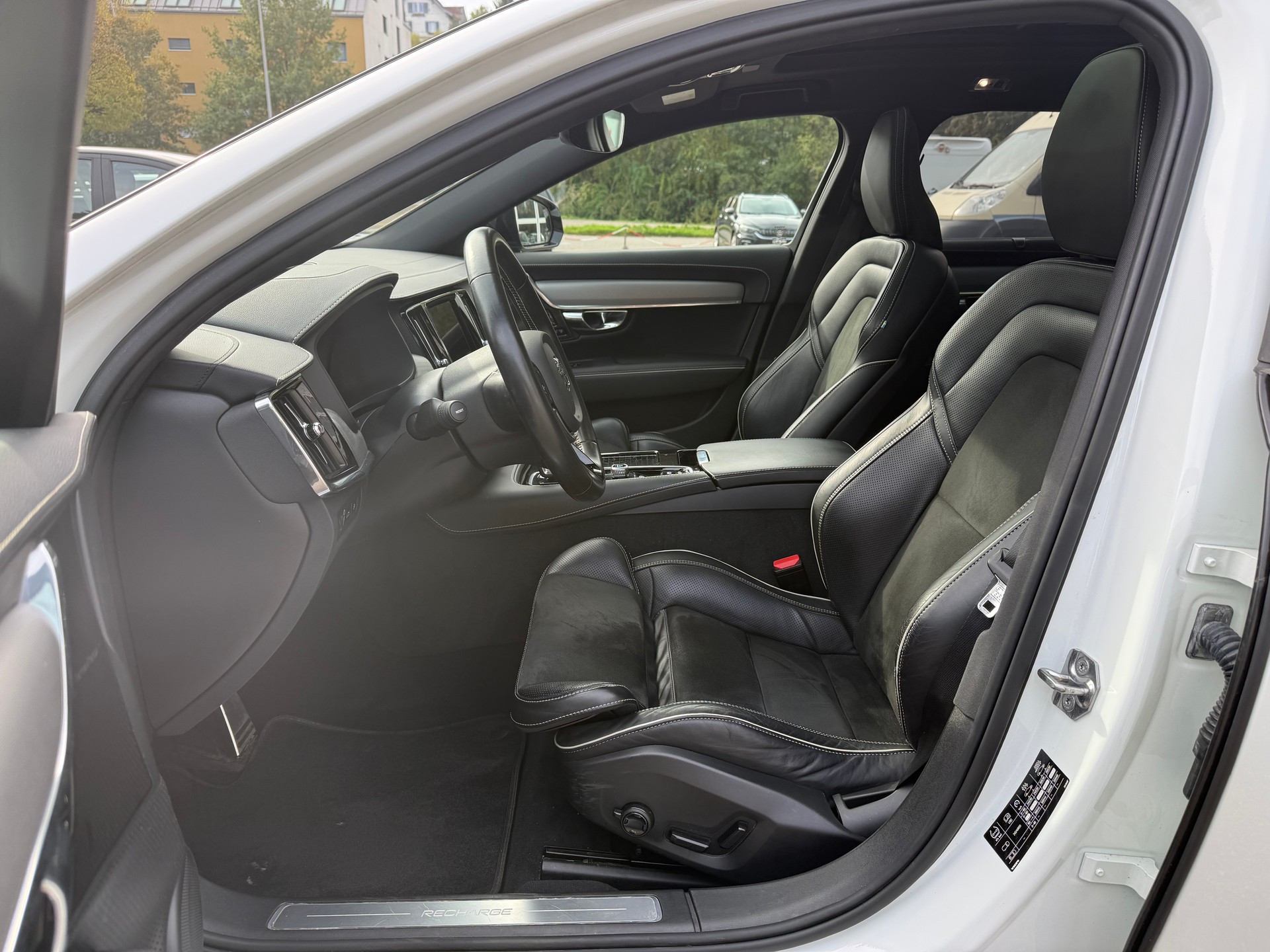 VOLVO V90 T8 eAWD Twin Engine R-Design Geartronic-image-6
