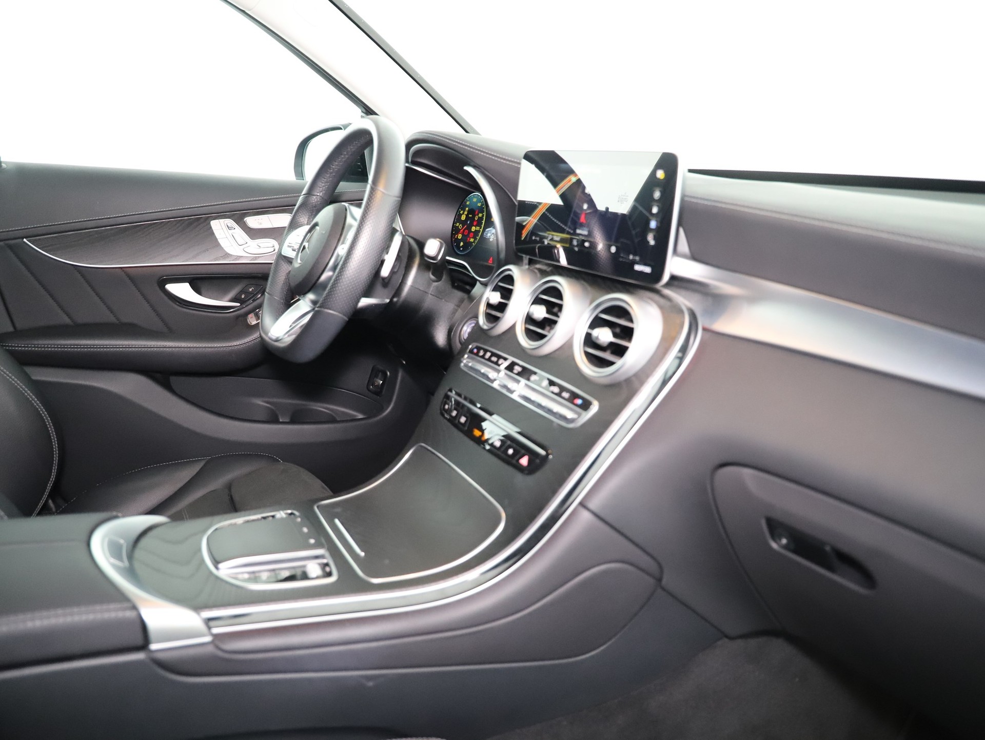 MERCEDES-BENZ GLC 300 de AMG Line 4M A-image-11