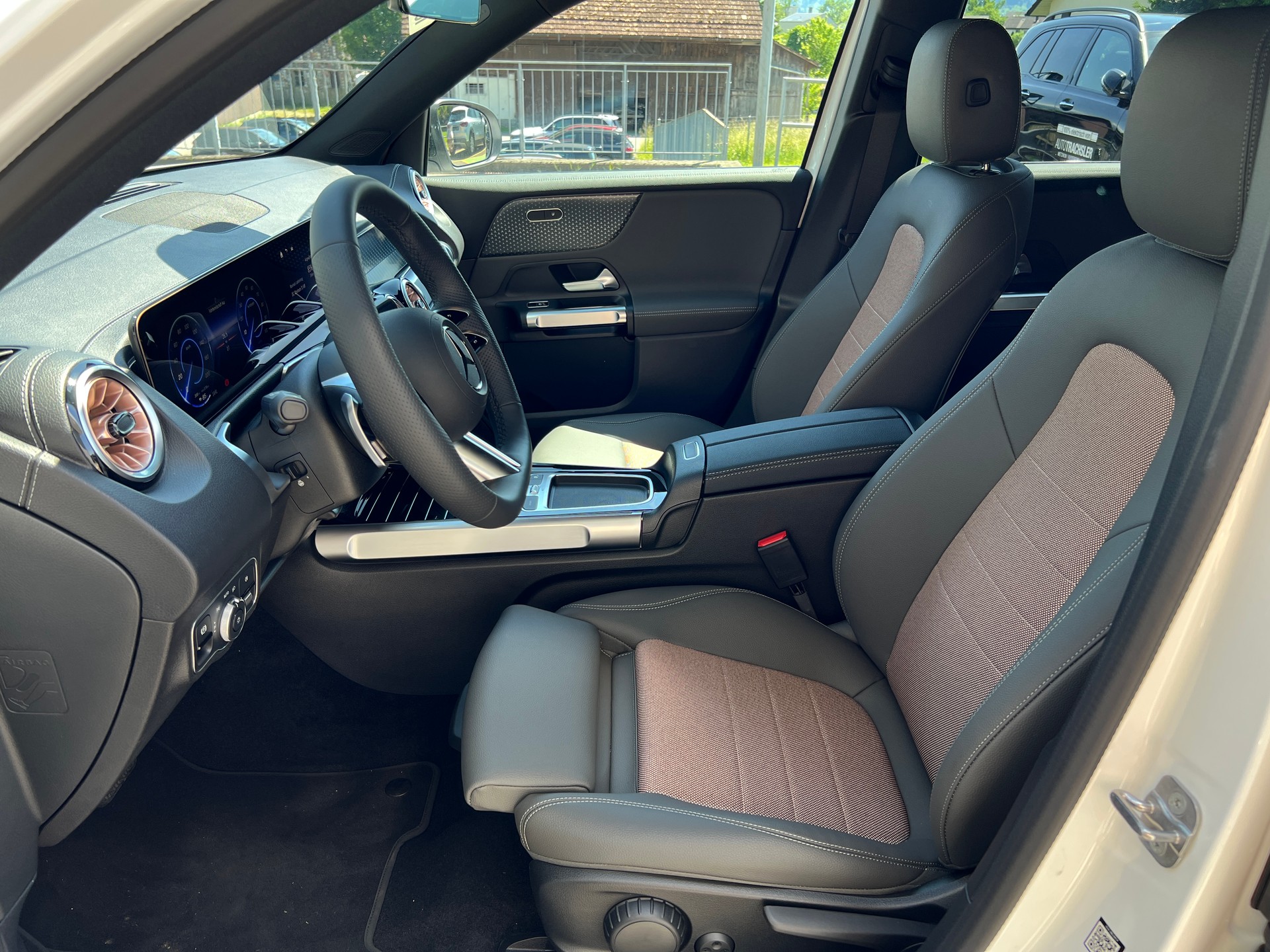 MERCEDES-BENZ EQB 300 4Matic Swiss Star-image-11