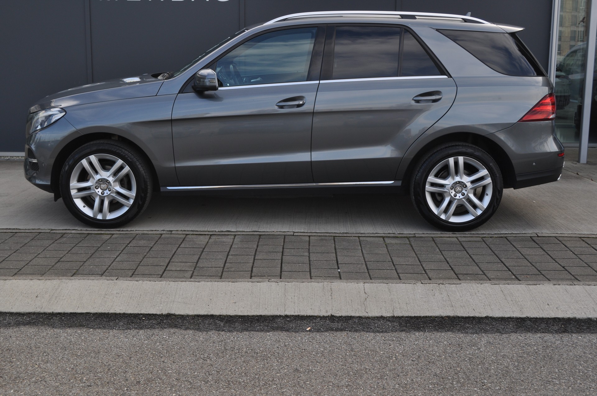 MERCEDES-BENZ GLE 350 d Executive 4M-image-2