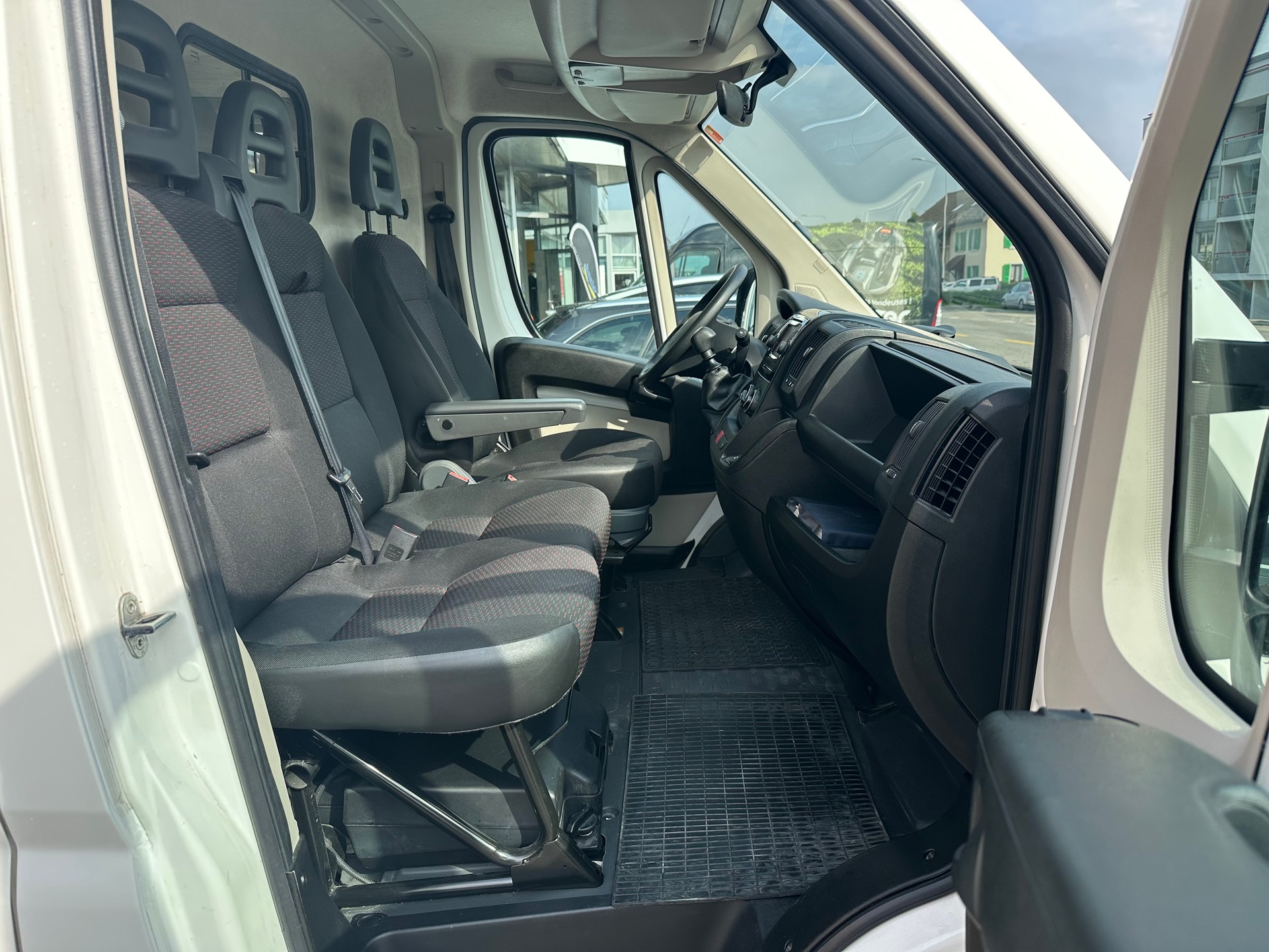PEUGEOT Boxer 2.0 HDI 335 Active L3H3-image-10