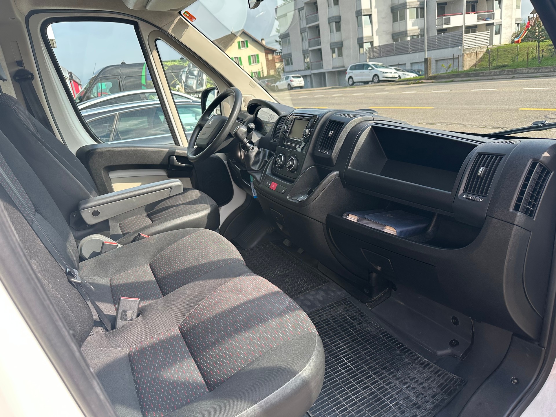 PEUGEOT Boxer 2.0 HDI 335 Active L3H3-image-9
