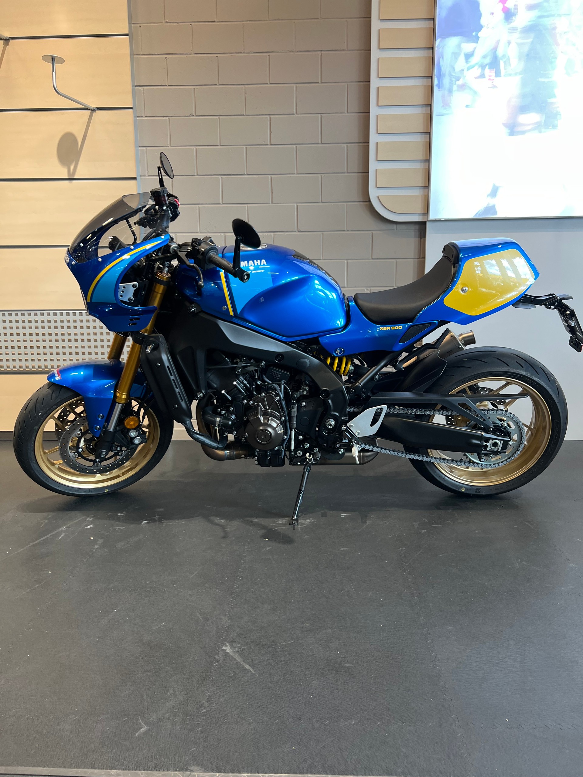 YAMAHA XSR 900-image-2