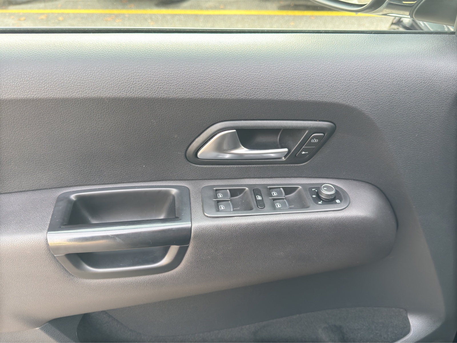 VW Amarok 3.0TDI Crossline 4Motion Automatic-image-16