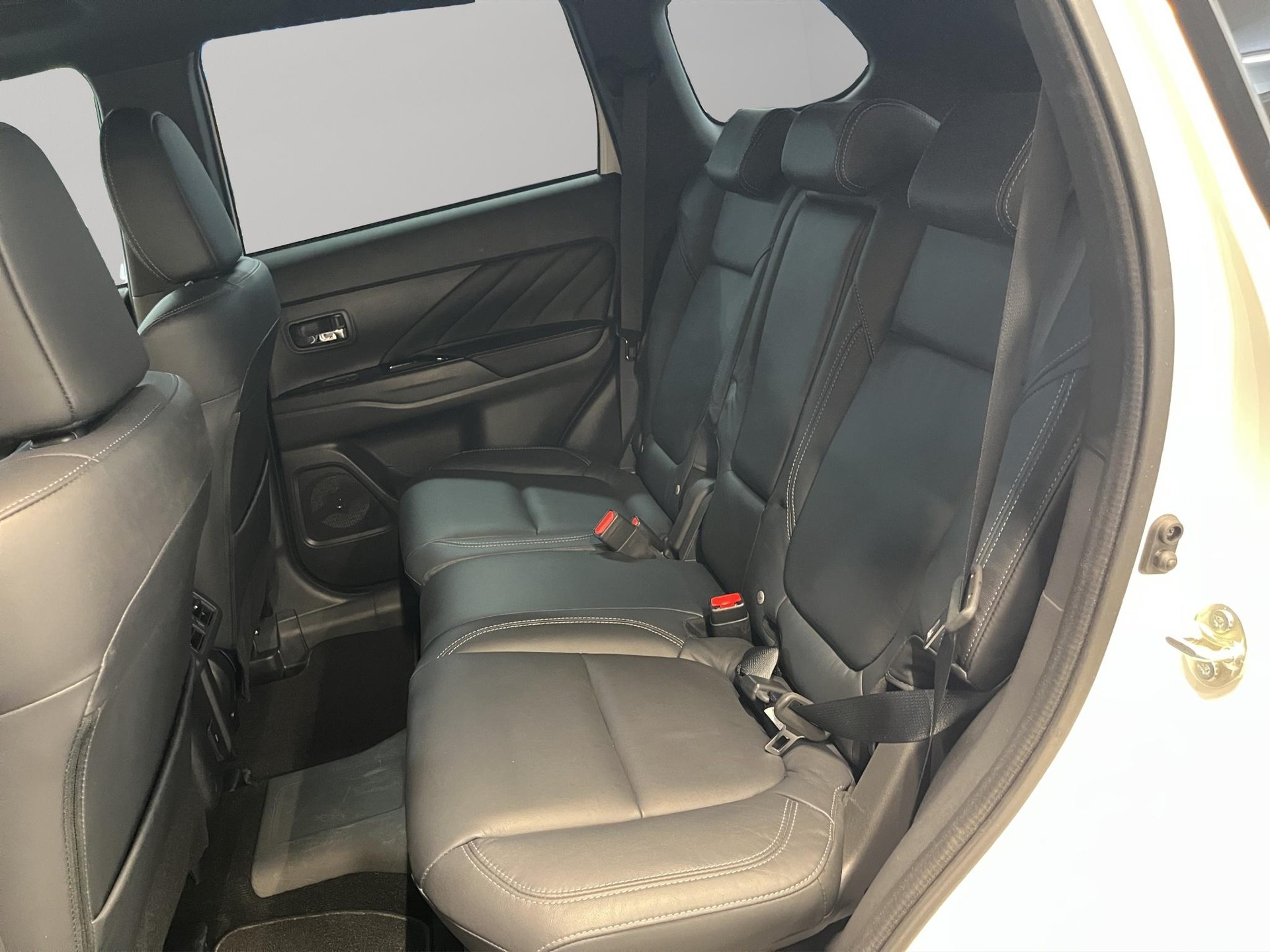 MITSUBISHI Outlander 2.4 PHEV Diamond-image-11