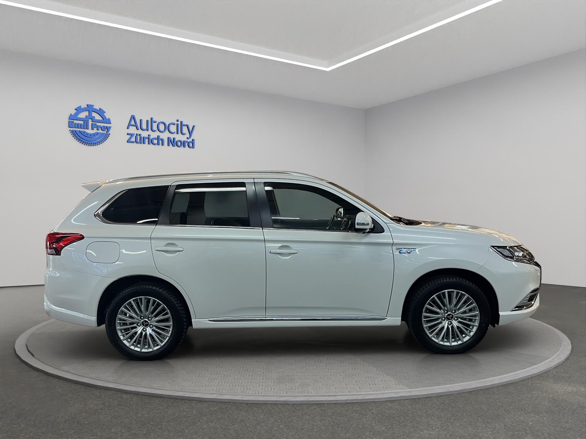 MITSUBISHI Outlander 2.4 PHEV Diamond-image-3