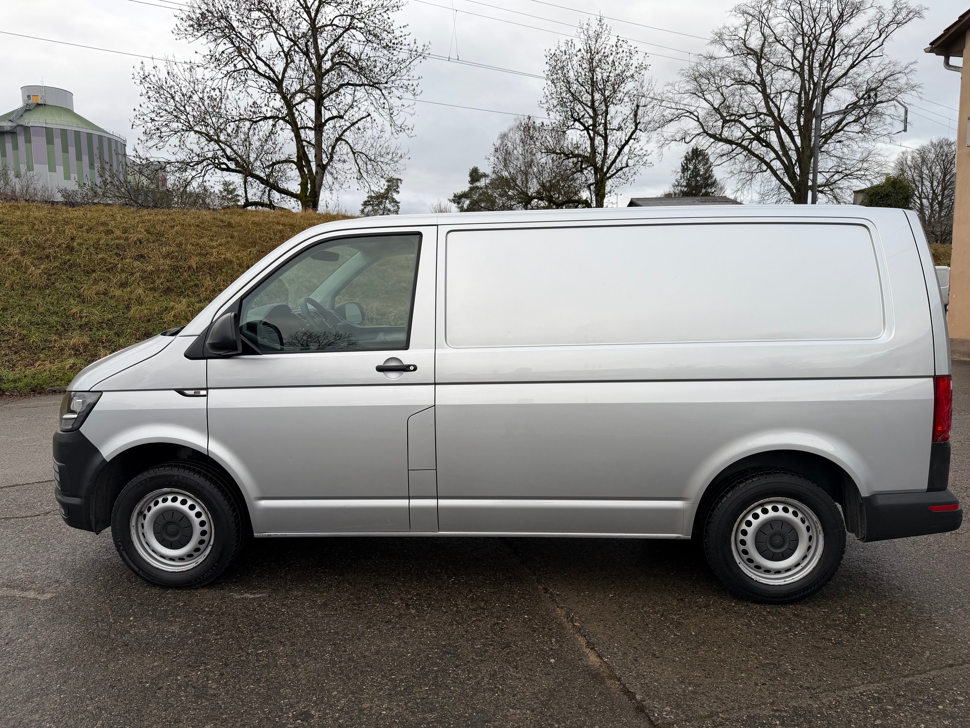 VW T6 2.0 TDI Entry-showroom-element-1