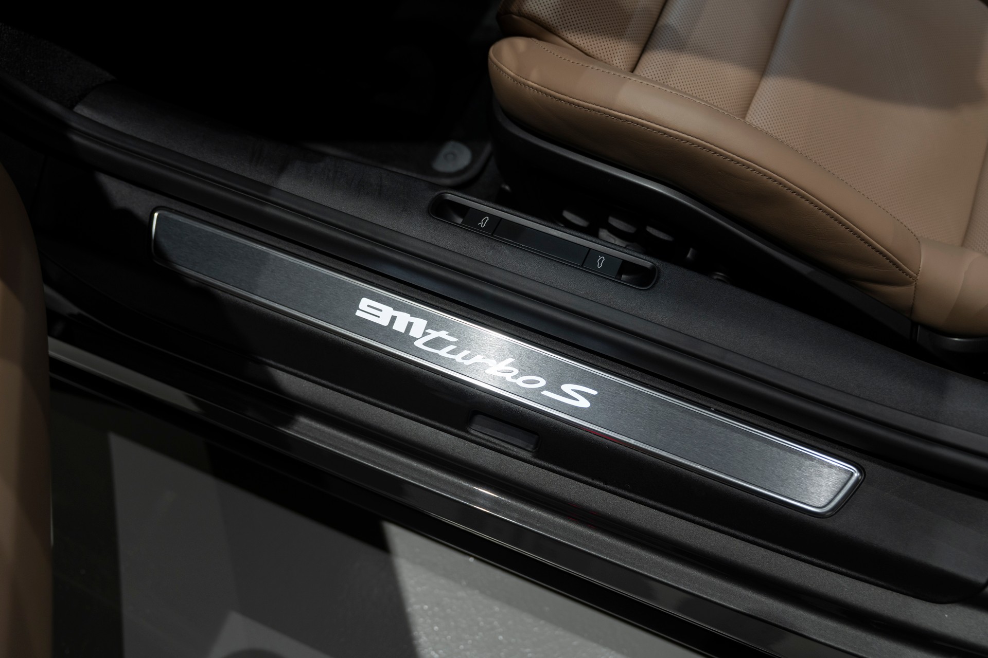 PORSCHE 911 Turbo S Cabriolet PDK-image-18