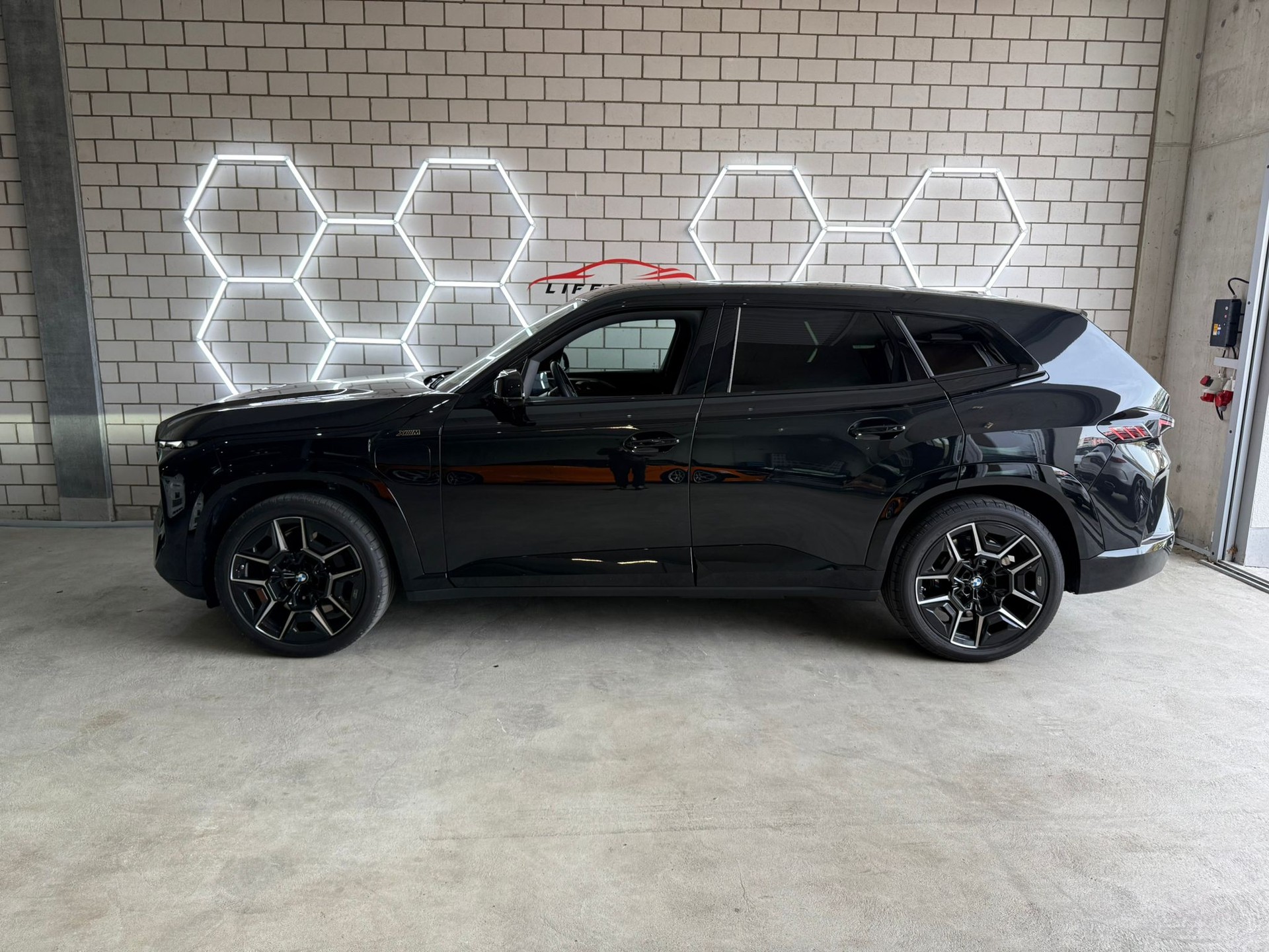 BMW XM xDrive PHEV Steptronic-image-1