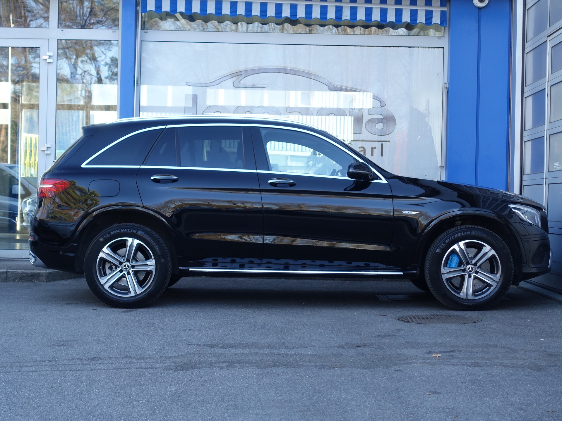 MERCEDES-BENZ GLC 350 e AMG Line 4Matic 7G-Tronic-image-7