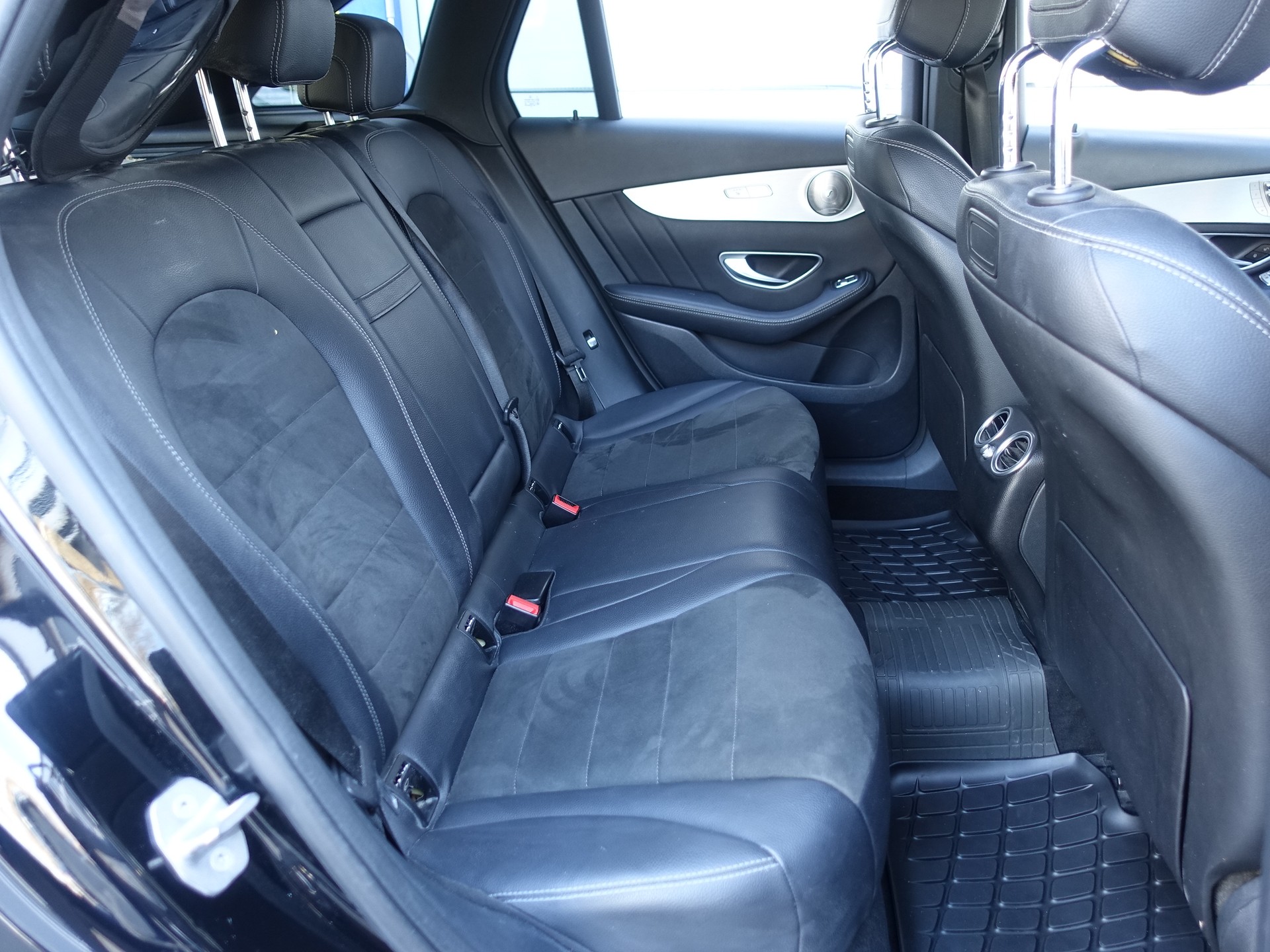 MERCEDES-BENZ GLC 350 e AMG Line 4Matic 7G-Tronic-image-15