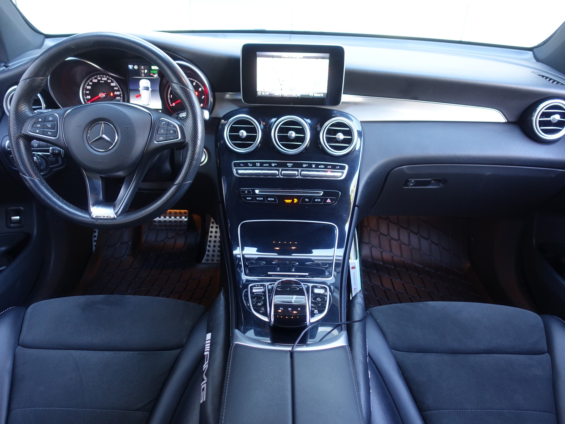 MERCEDES-BENZ GLC 350 e AMG Line 4Matic 7G-Tronic-image-10