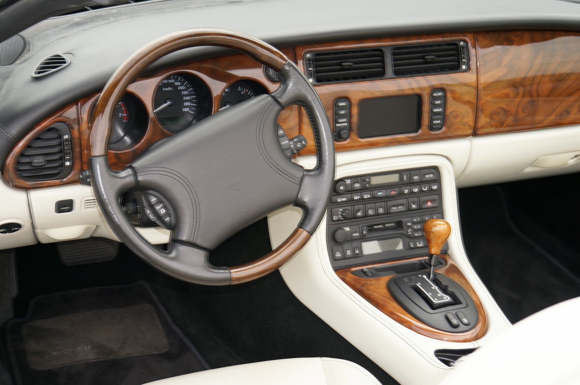 JAGUAR XKR S/C Convertible-image-1