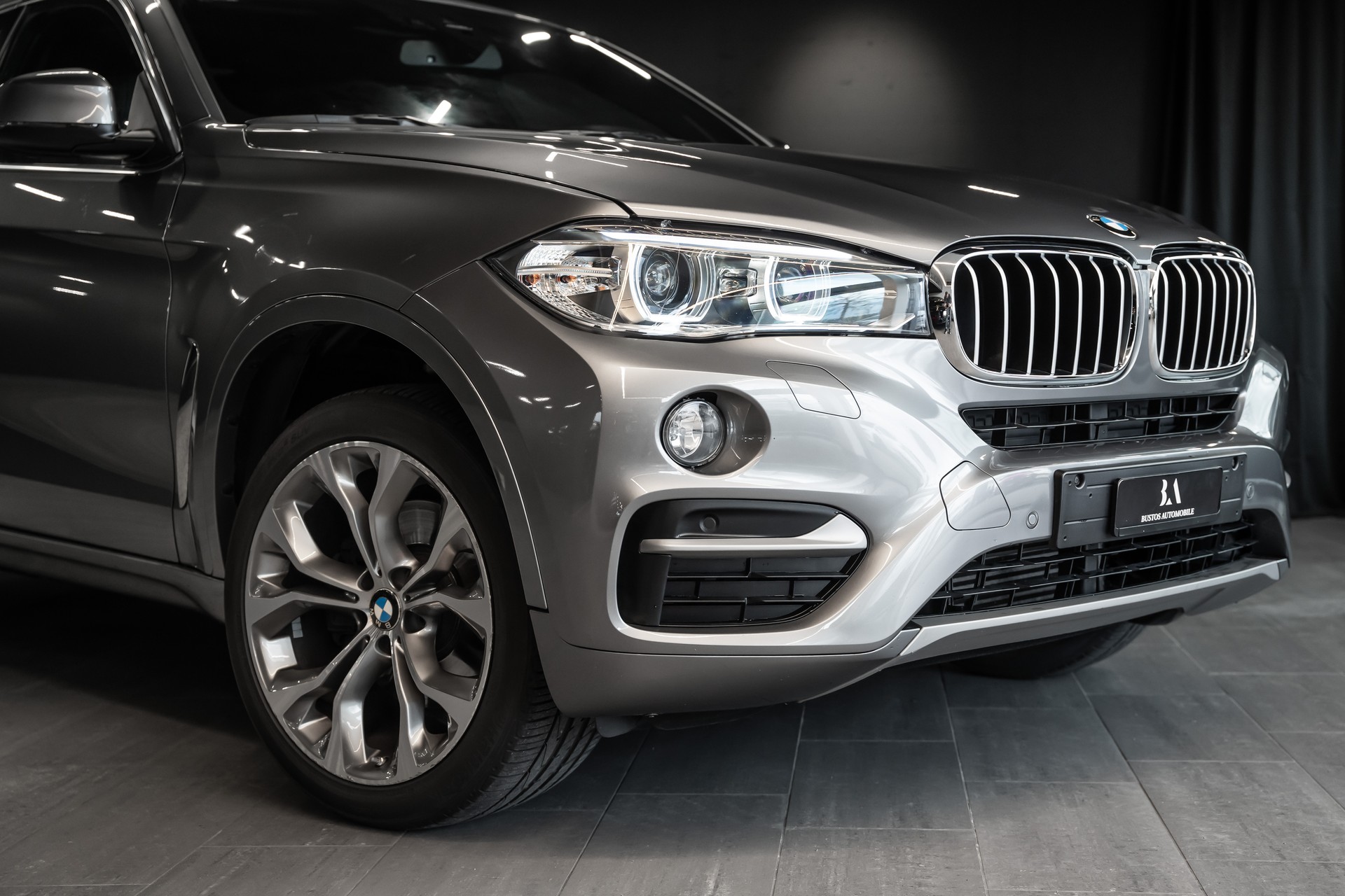 BMW X6 xDrive 40d / M-Paket / Head-up / Display Lenkradheizung / Schiebedach / 8 Fach / Sitzheizung hinten / Intelligent Safety-image-1