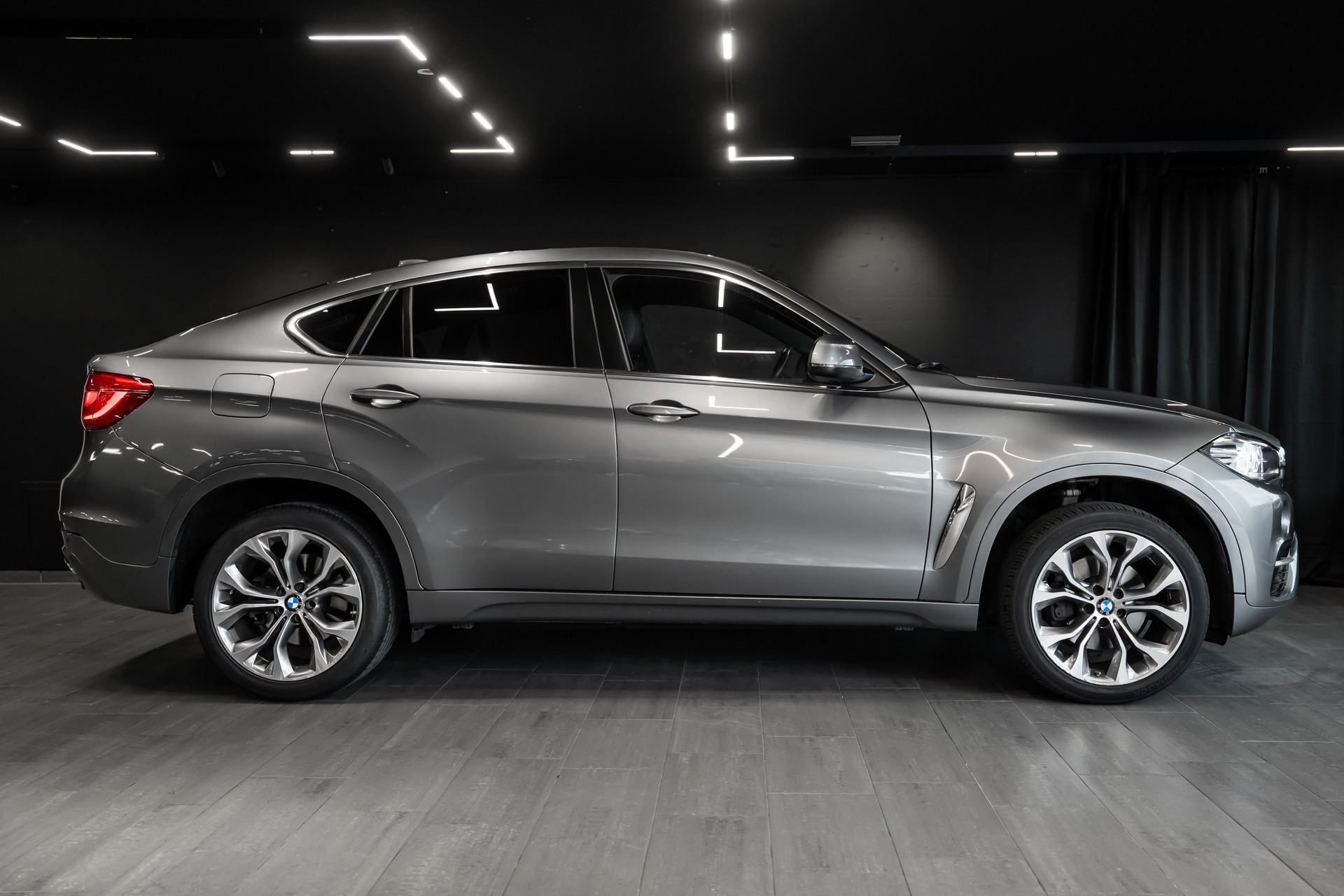 BMW X6 xDrive 40d / M-Paket / Head-up / Display Lenkradheizung / Schiebedach / 8 Fach / Sitzheizung hinten / Intelligent Safety-image-3