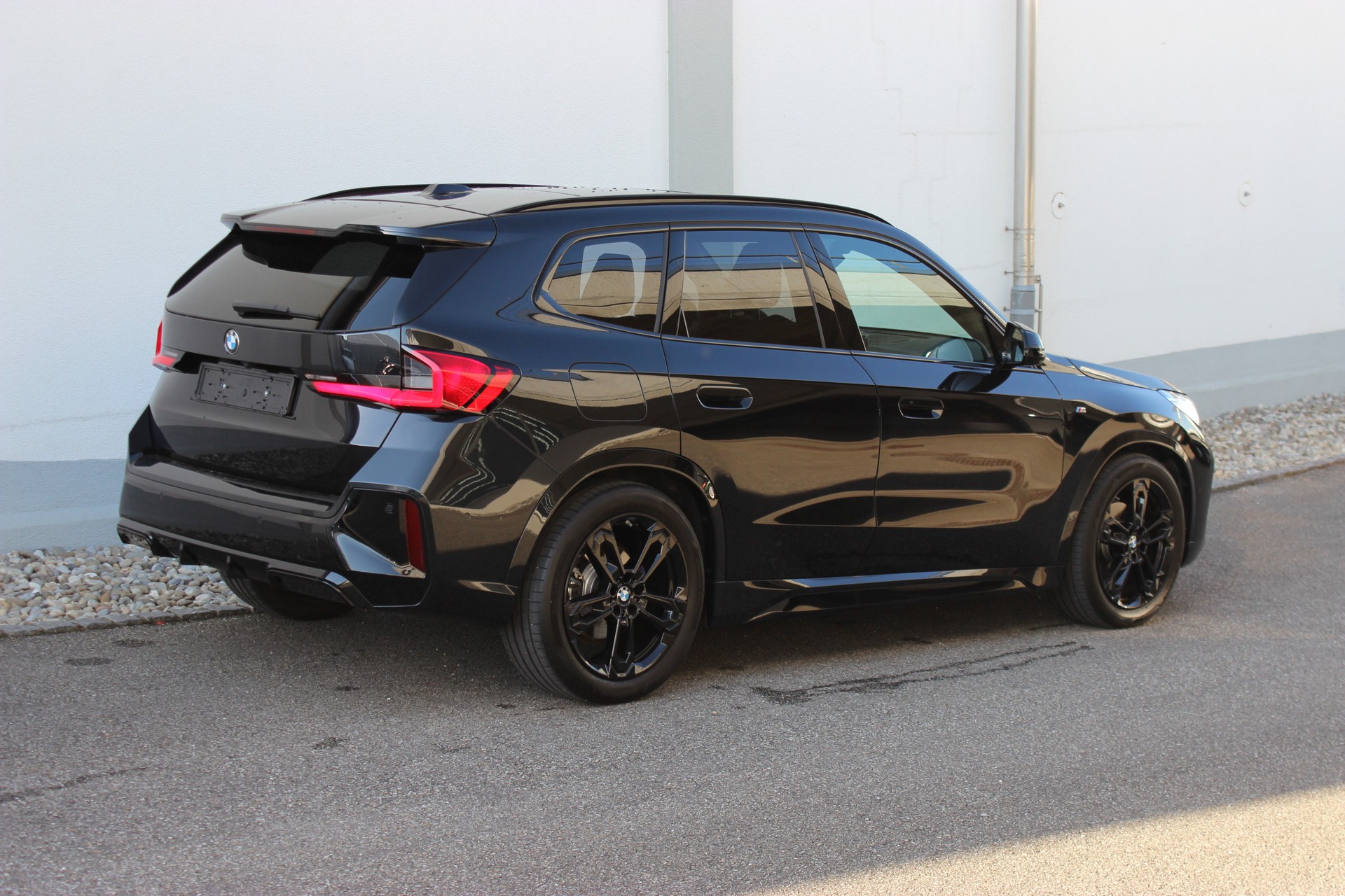 BMW X1 xDrive 20d 48V M Sport "zbinden performance package"-image-19