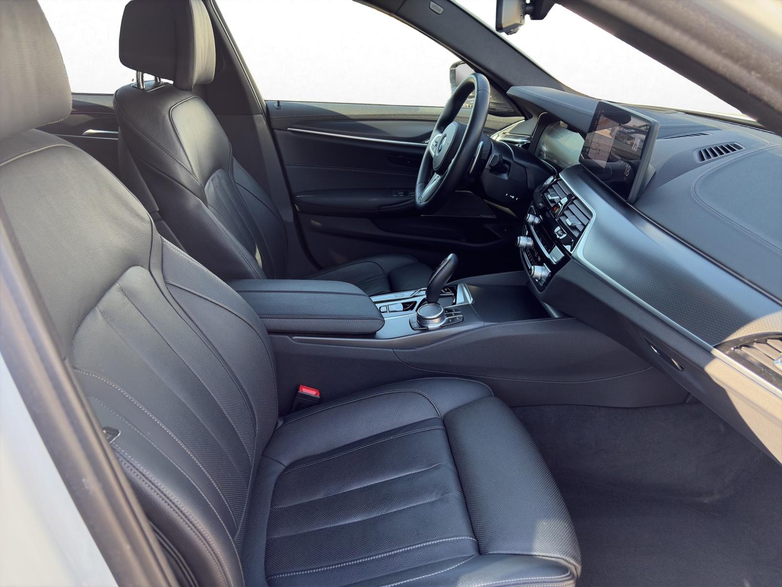 BMW 540i xDrive Touring-image-15