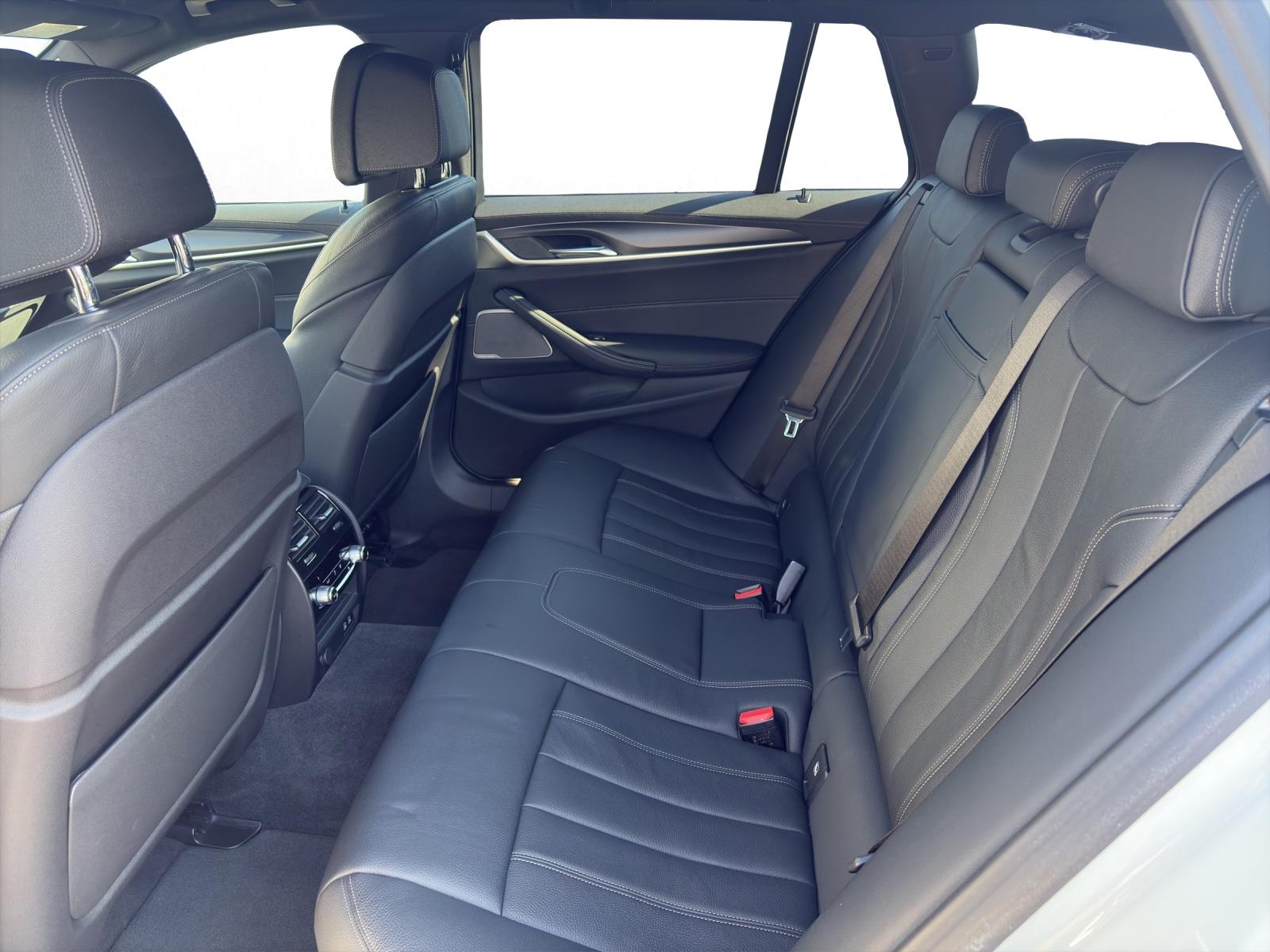 BMW 540i xDrive Touring-image-13
