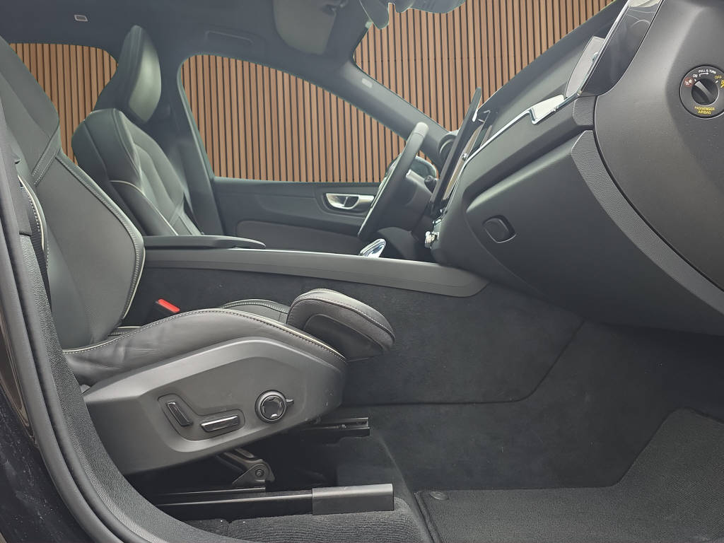 VOLVO XC60 2.0 B5 MH Plus Black Edition AWD-image-13