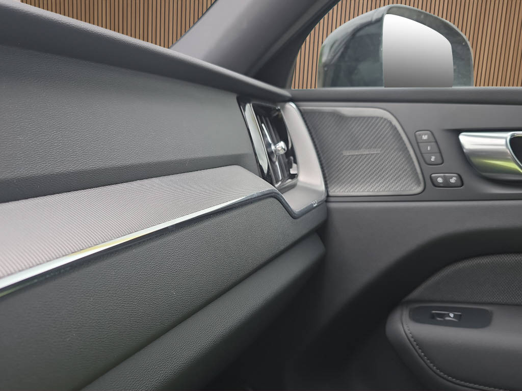 VOLVO XC60 2.0 B5 MH Plus Black Edition AWD-image-18