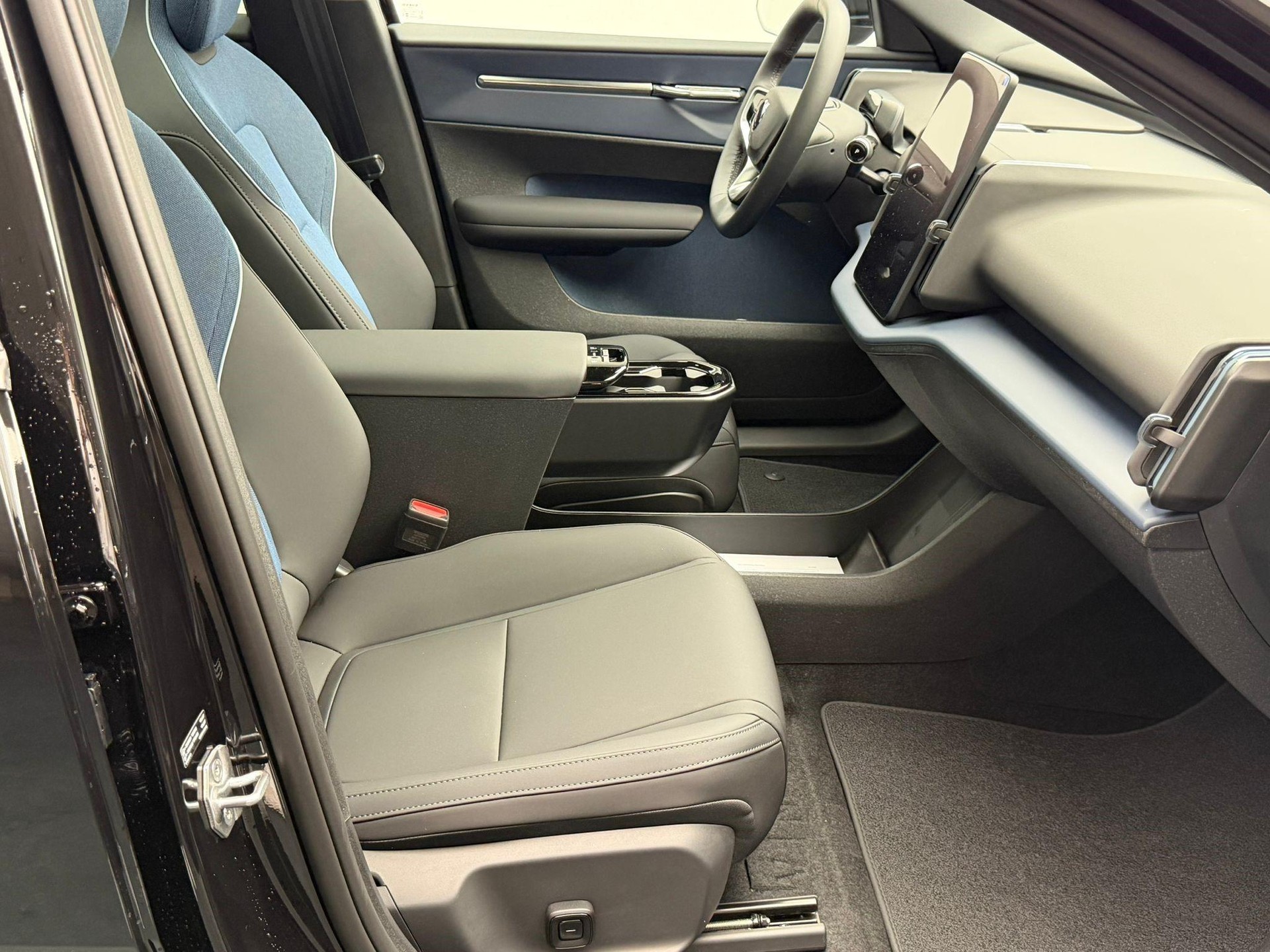 VOLVO EX30 E60 Twin Ultra Performance Sw. Black Ed. AWD-image-11