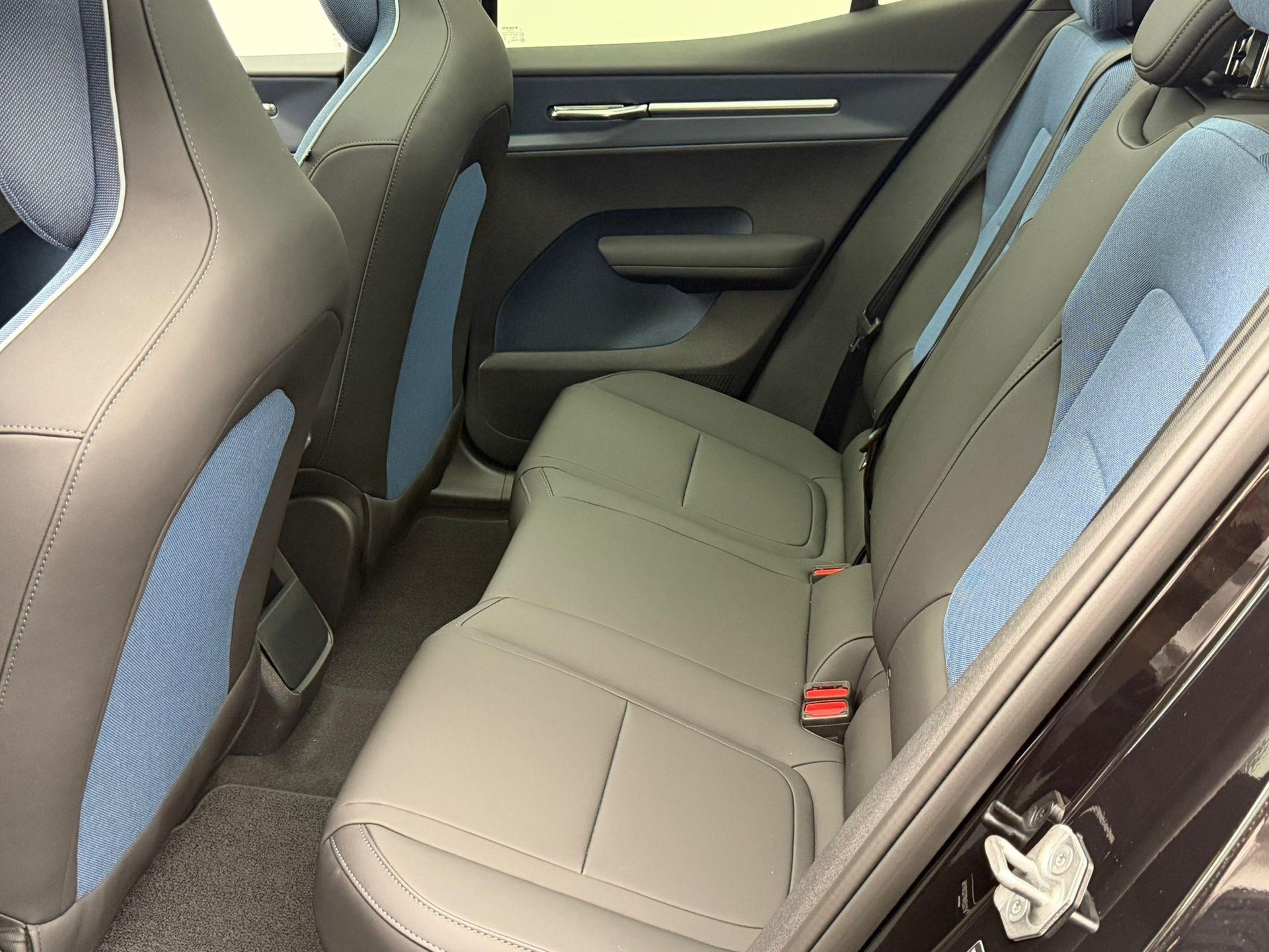 VOLVO EX30 E60 Twin Ultra Performance Sw. Black Ed. AWD-image-18