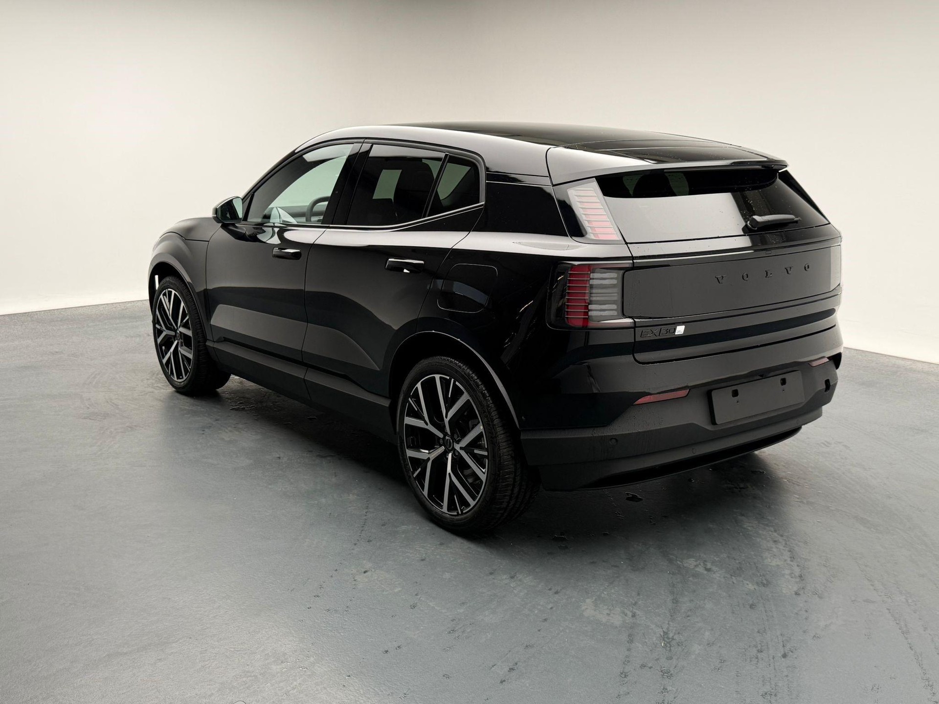 VOLVO EX30 E60 Twin Ultra Performance Sw. Black Ed. AWD-image-2