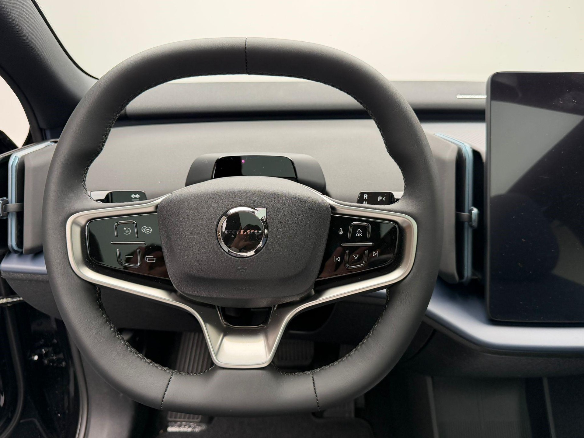 VOLVO EX30 E60 Twin Ultra Performance Sw. Black Ed. AWD-image-10