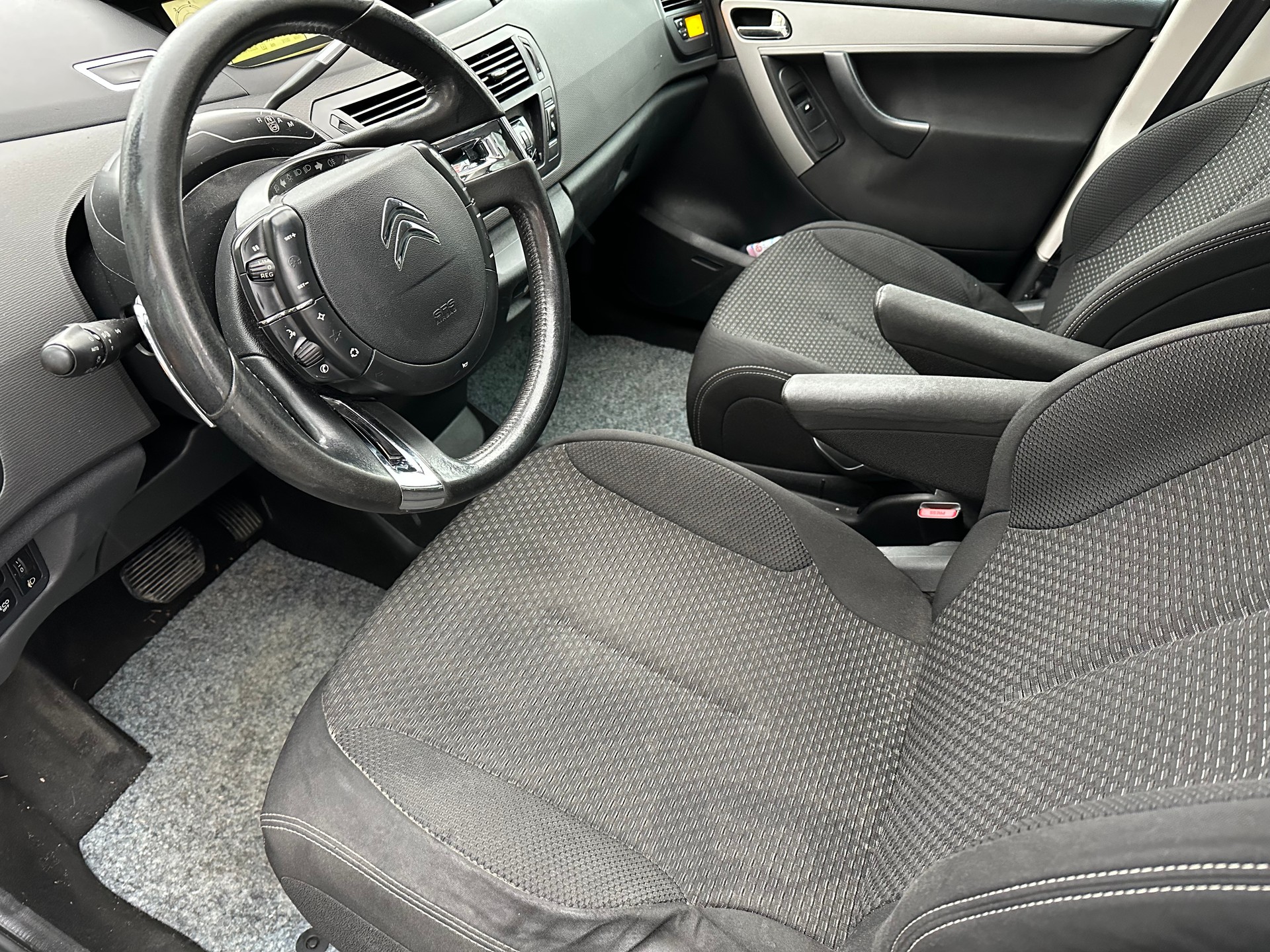 CITROEN Grand C4 Picasso 1.6 HDI 16V Séduction EGS6-image-8