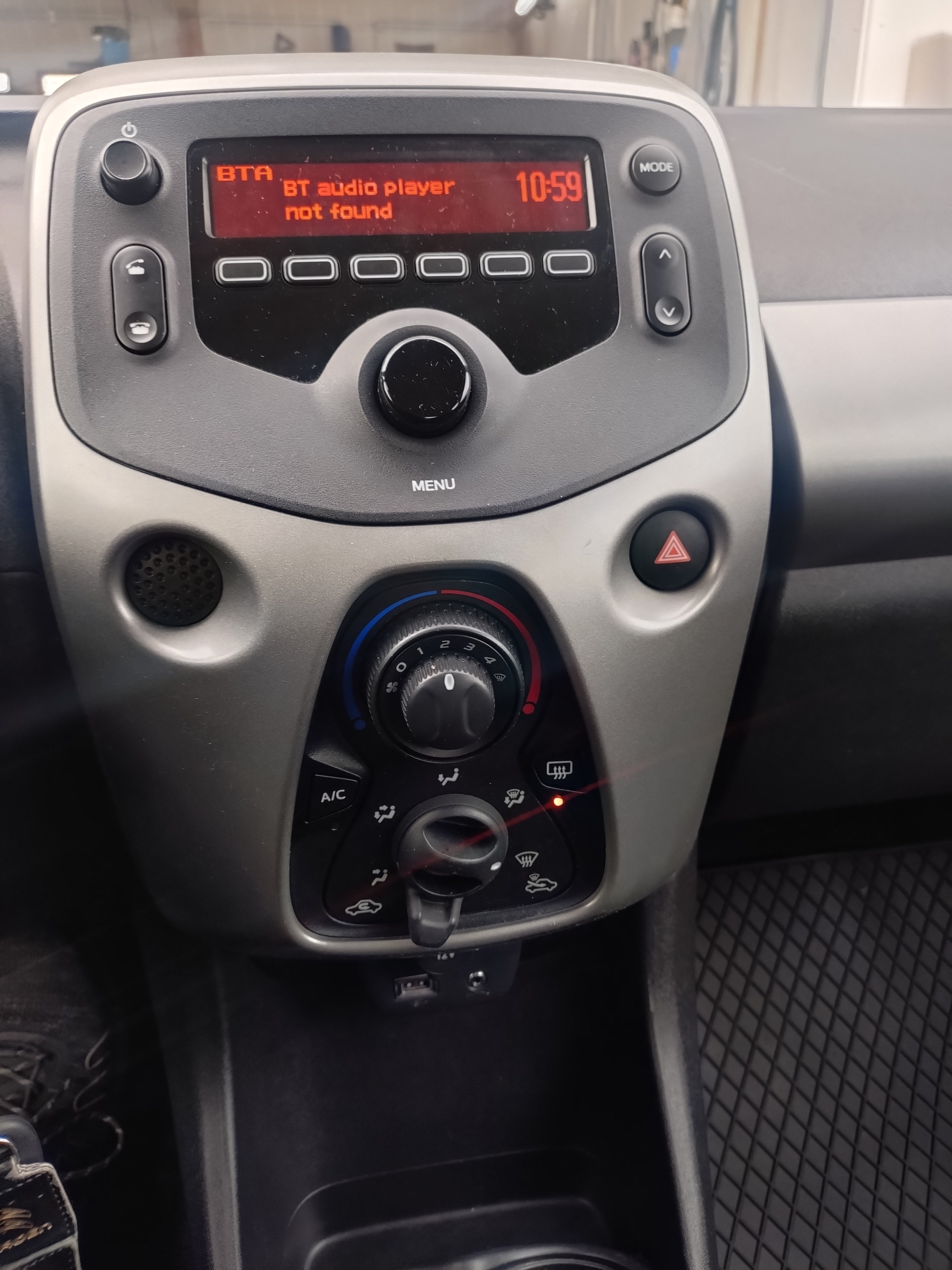 PEUGEOT 108 e-1.0 VTi Stop&Start Active-image-12