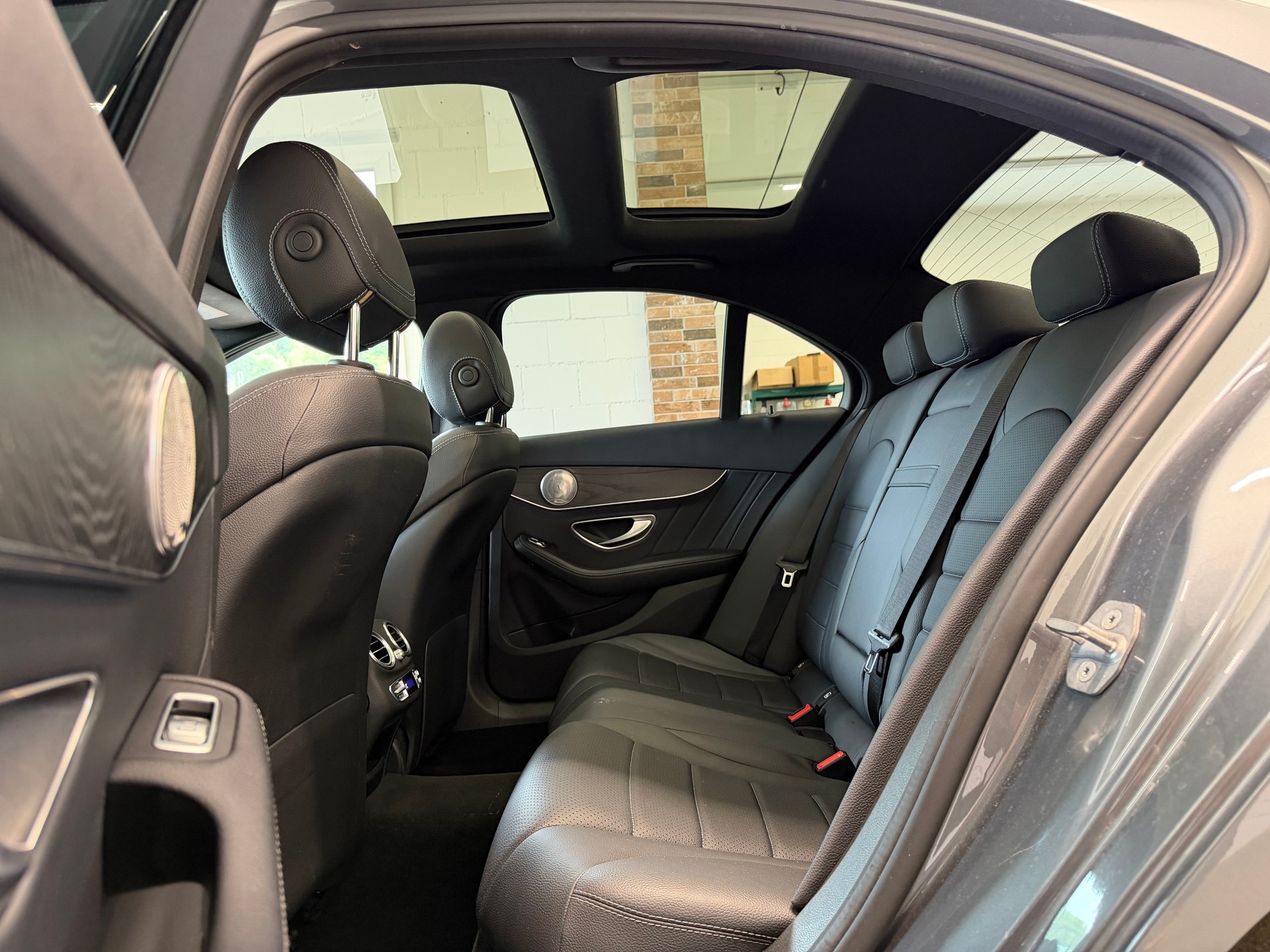 MERCEDES-BENZ C 200 Swiss Star AMG Line 4Matic 9G-Tronic-image-3