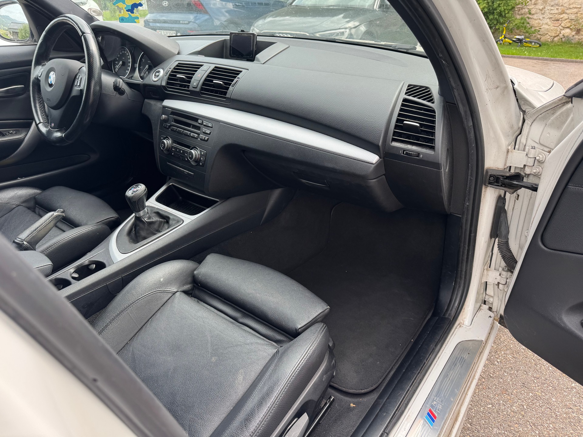 BMW 120i Dynamic Edition-image-5