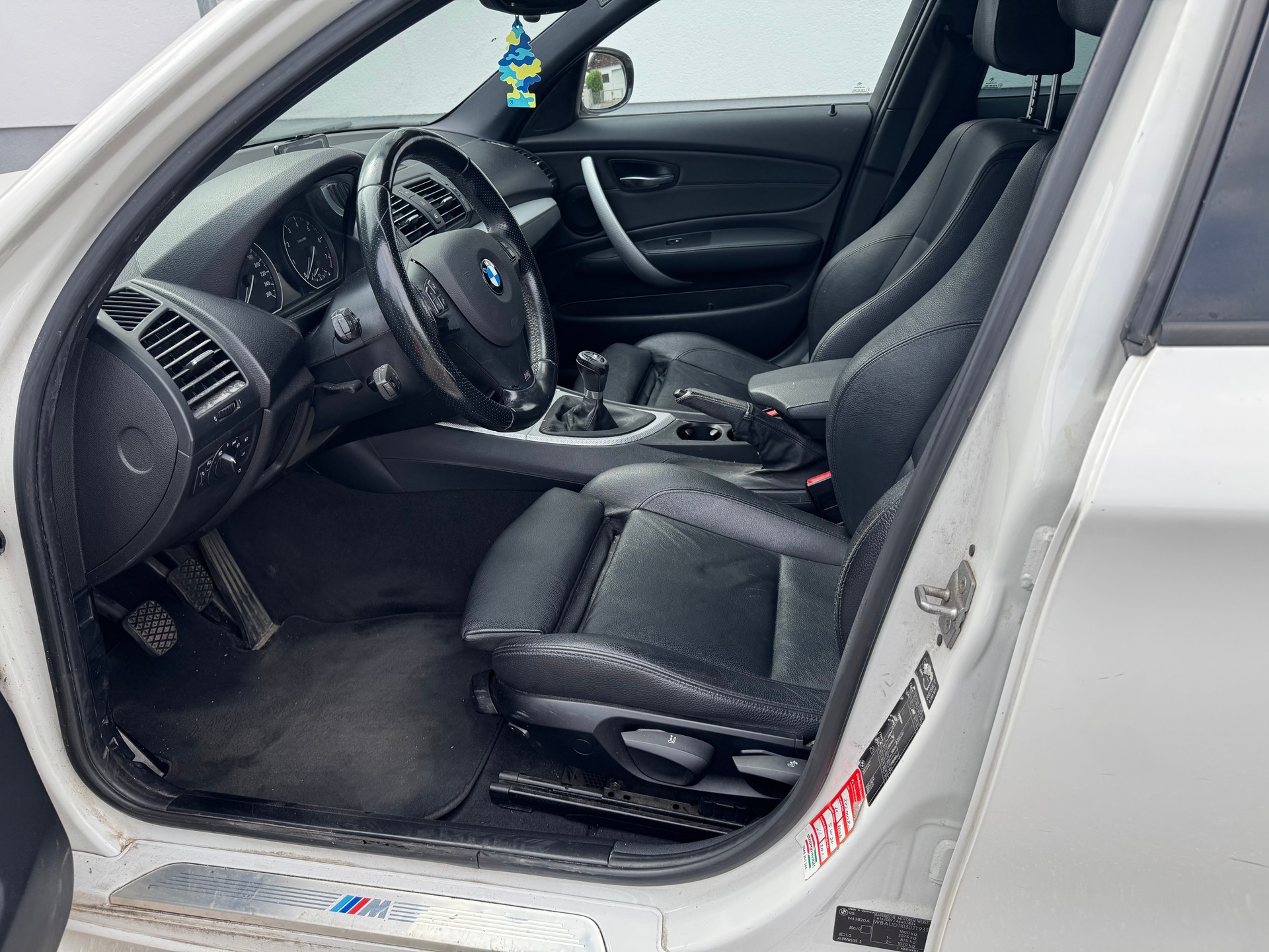 BMW 120i Dynamic Edition-image-4