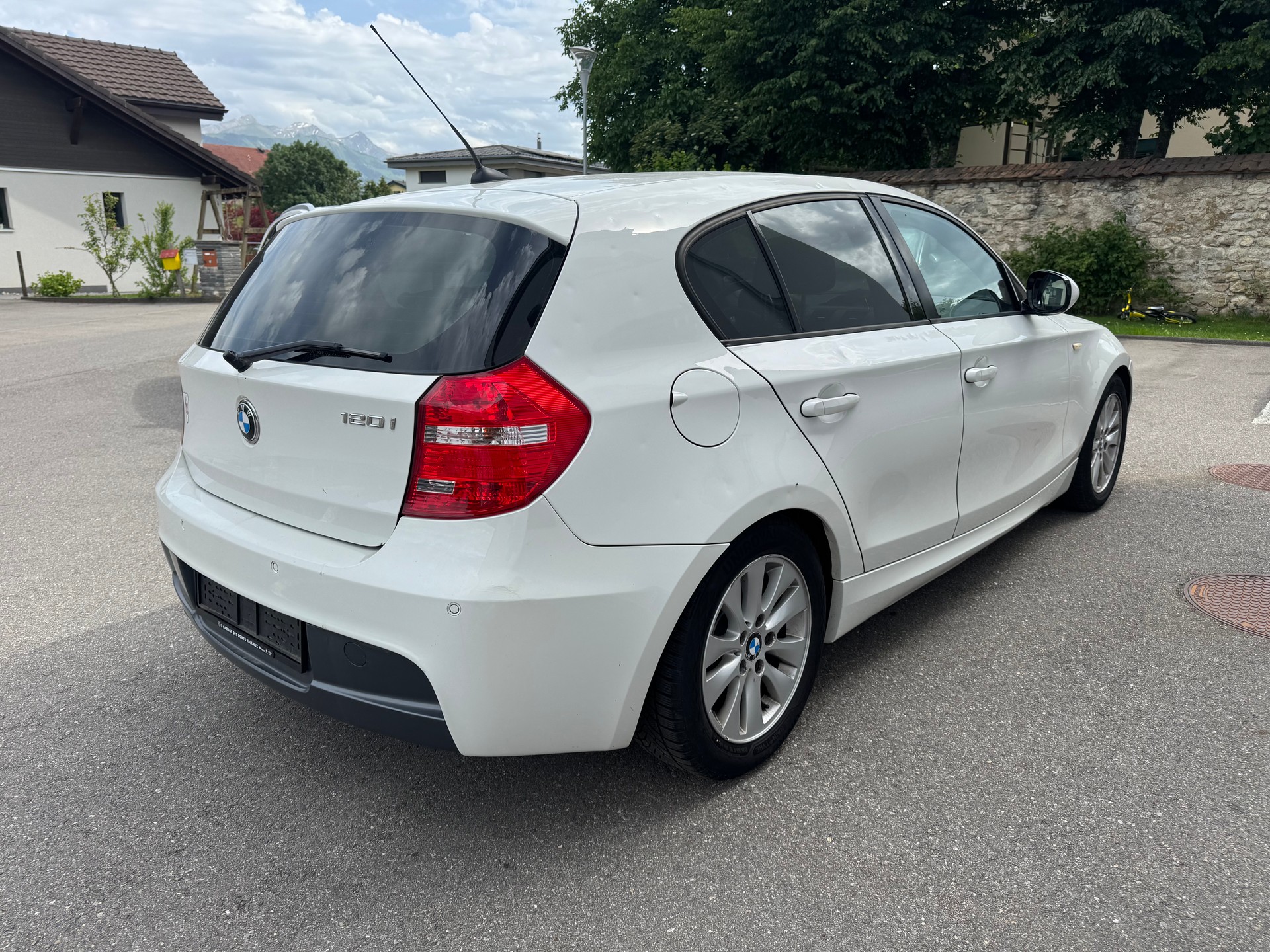 BMW 120i Dynamic Edition-image-2