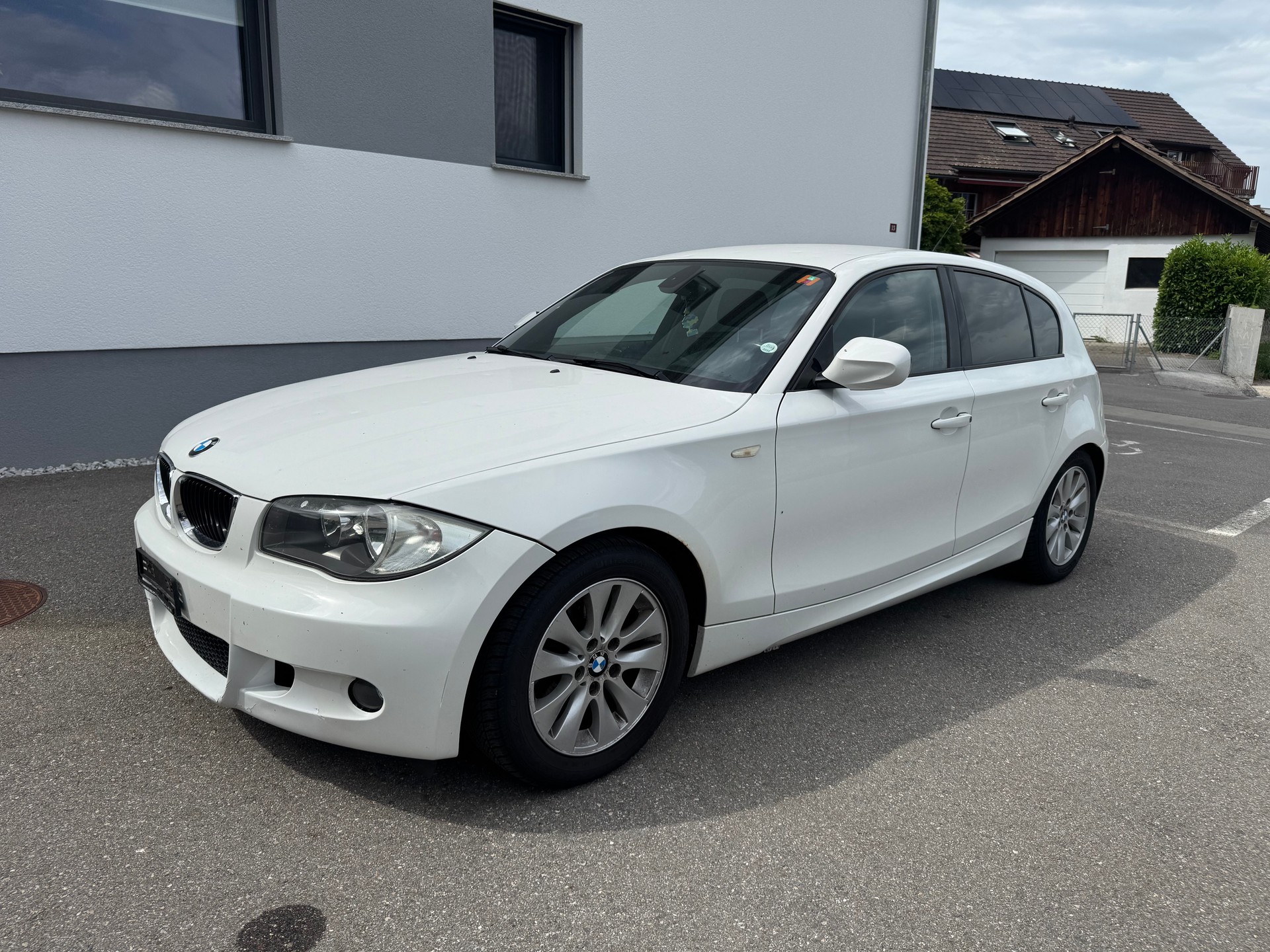 BMW 120i Dynamic Edition-image-0