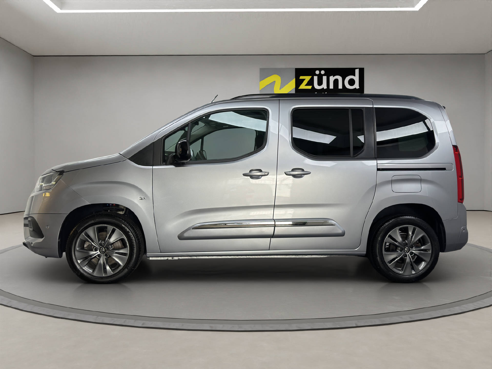 TOYOTA Proace City Verso L1 1.5 HDi 130 Style-image-1