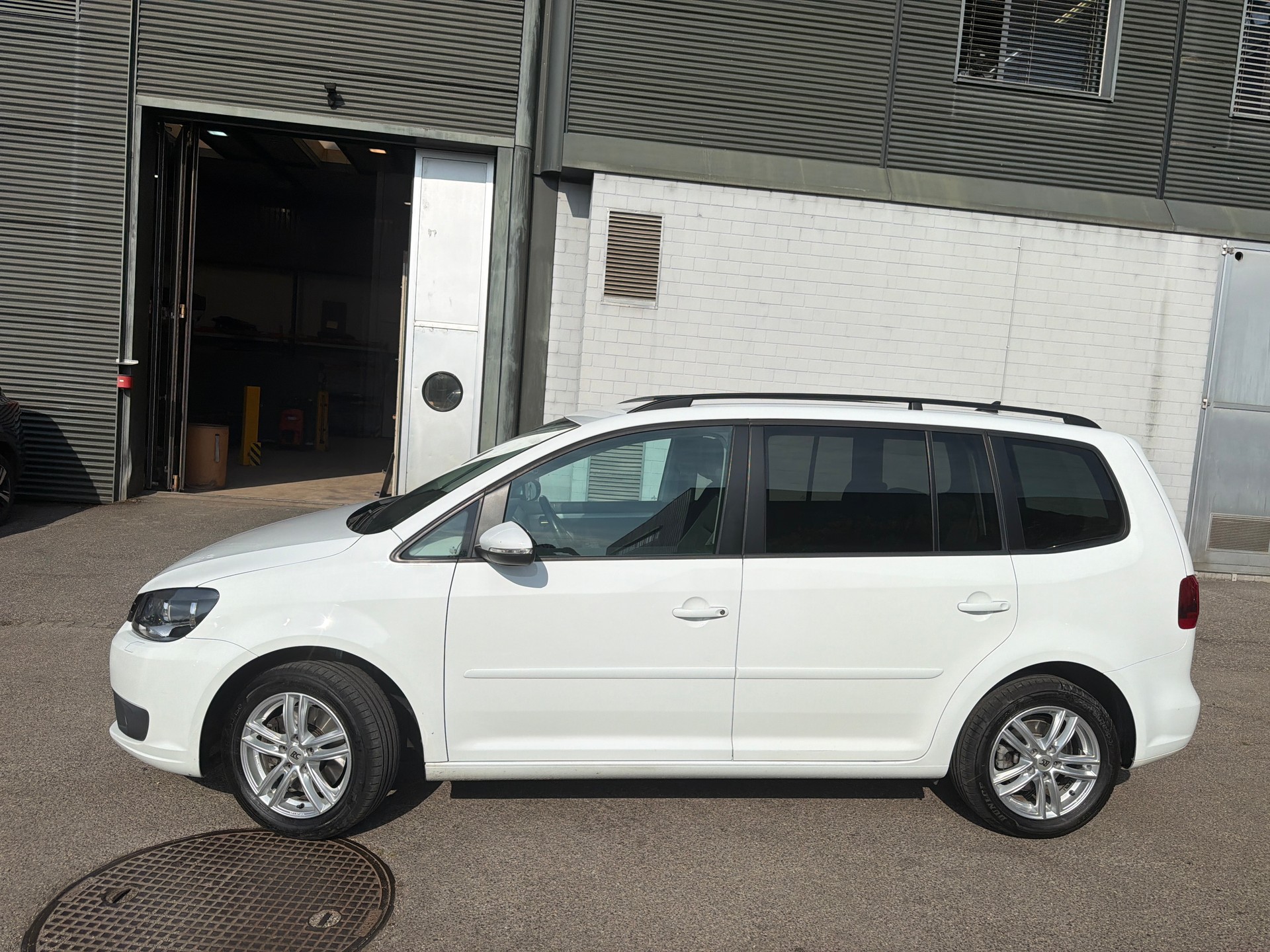 VW Touran 2.0 TDI BMT Comfortline DSG * Navigation * Klima-auto * PDC H * Tempomat * Frisch Ab MFK-image-2