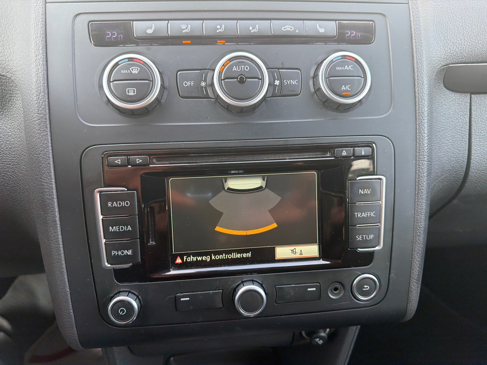 VW Touran 2.0 TDI BMT Comfortline DSG * Navigation * Klima-auto * PDC H * Tempomat * Frisch Ab MFK-image-9